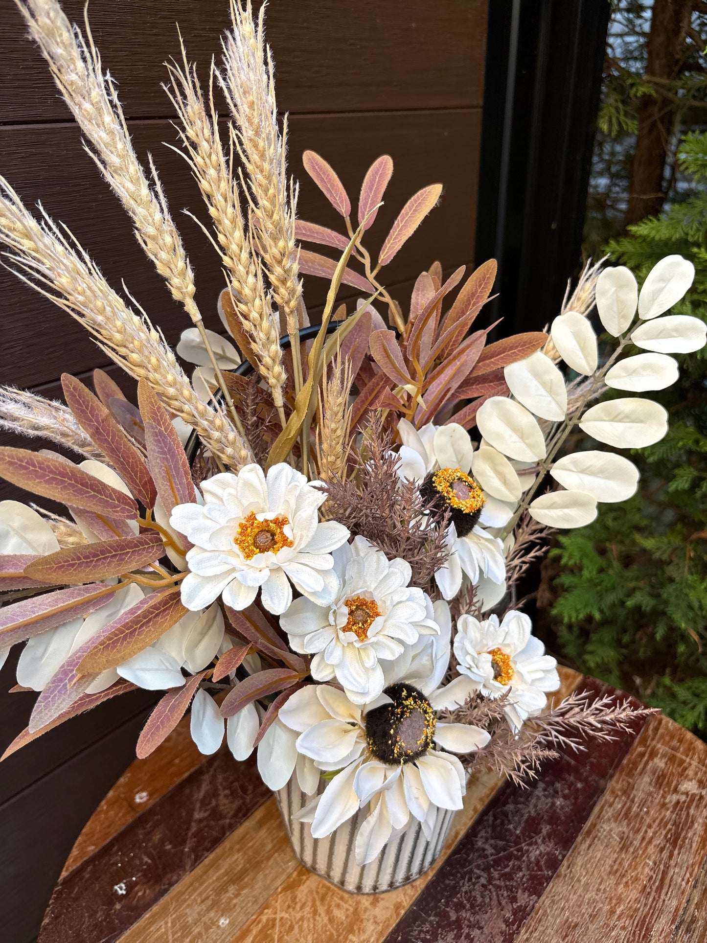Arrangement floral d’automne champêtre – Fleurs blanches et feuillages naturels