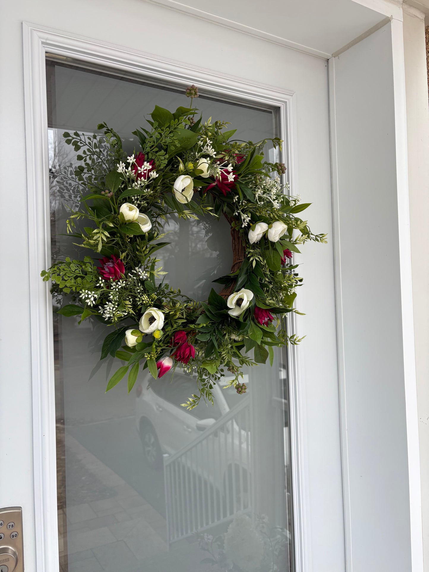 Couronne florale ruscus, fougère, ranunculus et protea sauvage