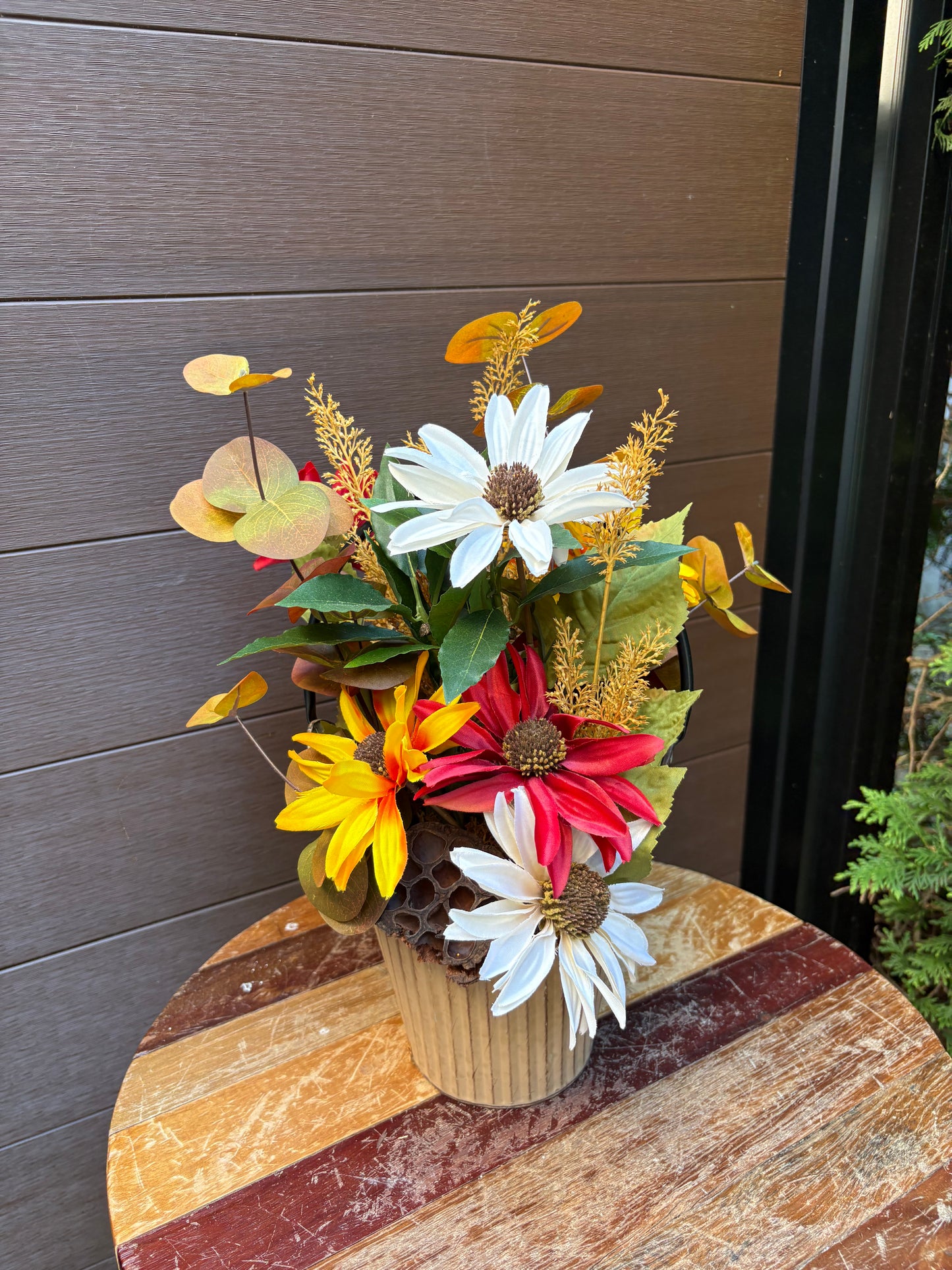 Arrangement floral d’automne coloré – Fleurs sauvages et feuillages