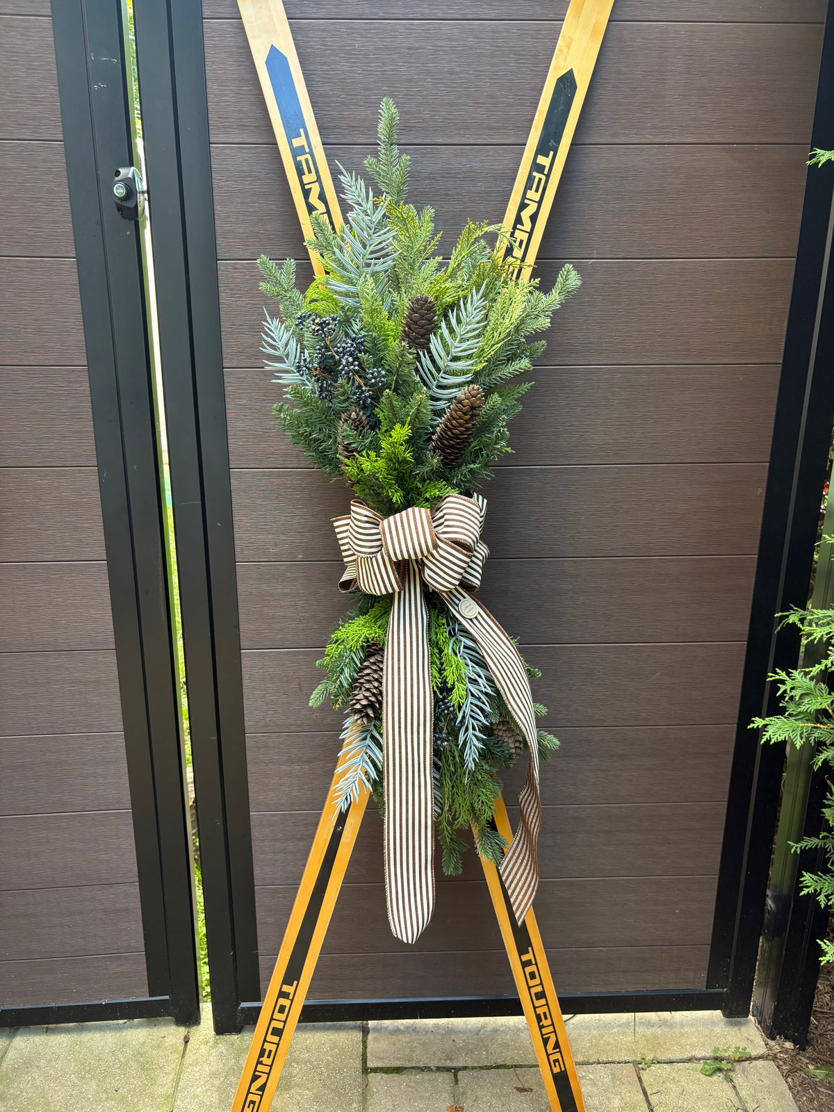 Skis décoratifs en bois avec arrangement hivernal – 74 po