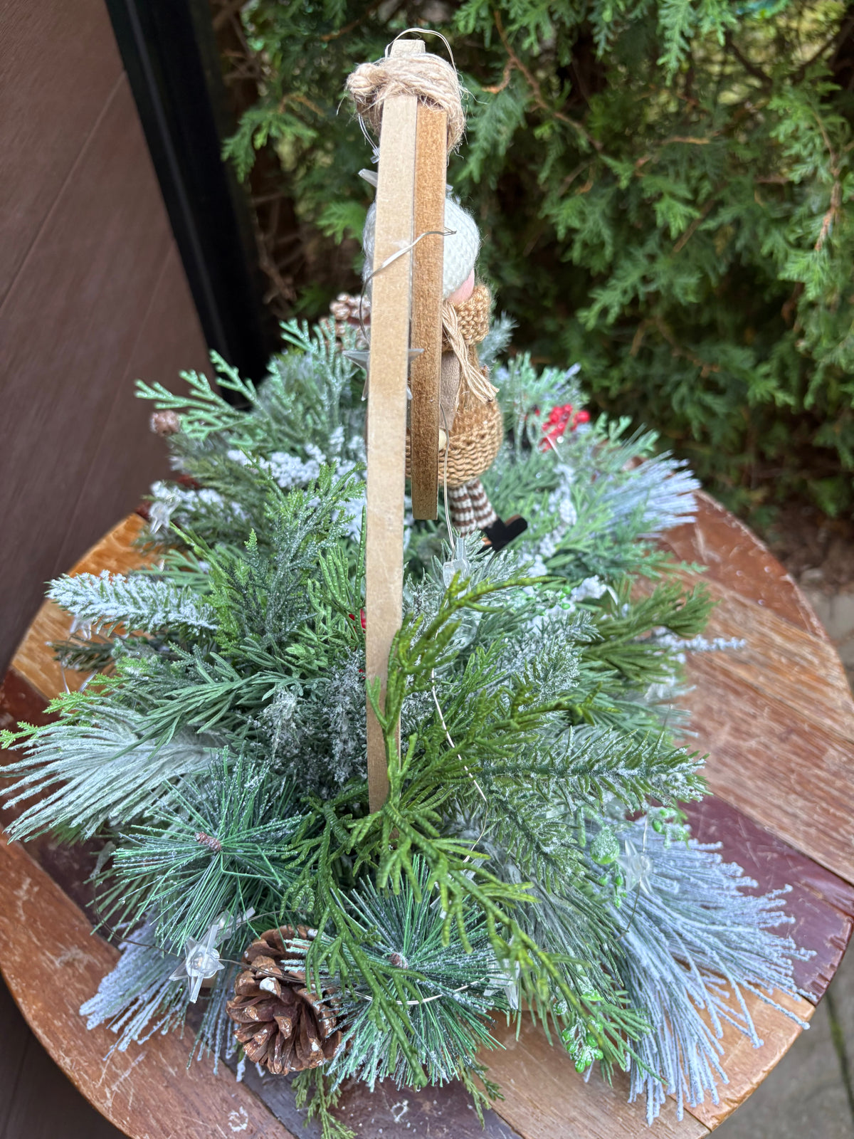 Arrangement hivernal avec ange décoratif et cercles de bois – 19 × 13 po