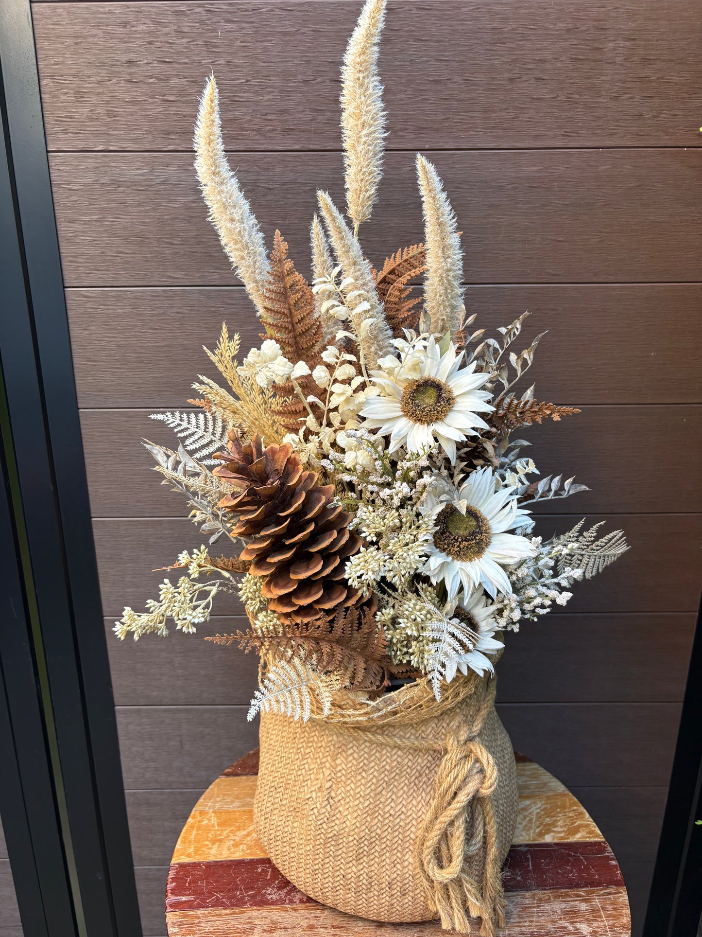 Grand arrangement d’automne – Tournesols blancs et pot effet jute