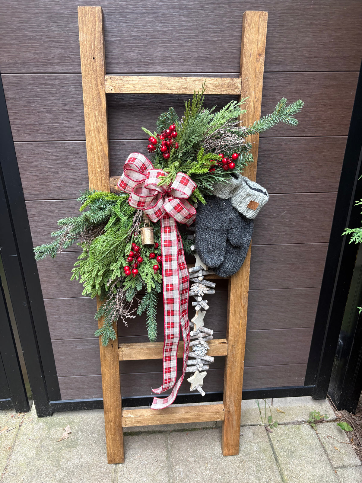 Échelle décorative en bois 48 x 22 po avec arrangement hivernal et mitaines en laine