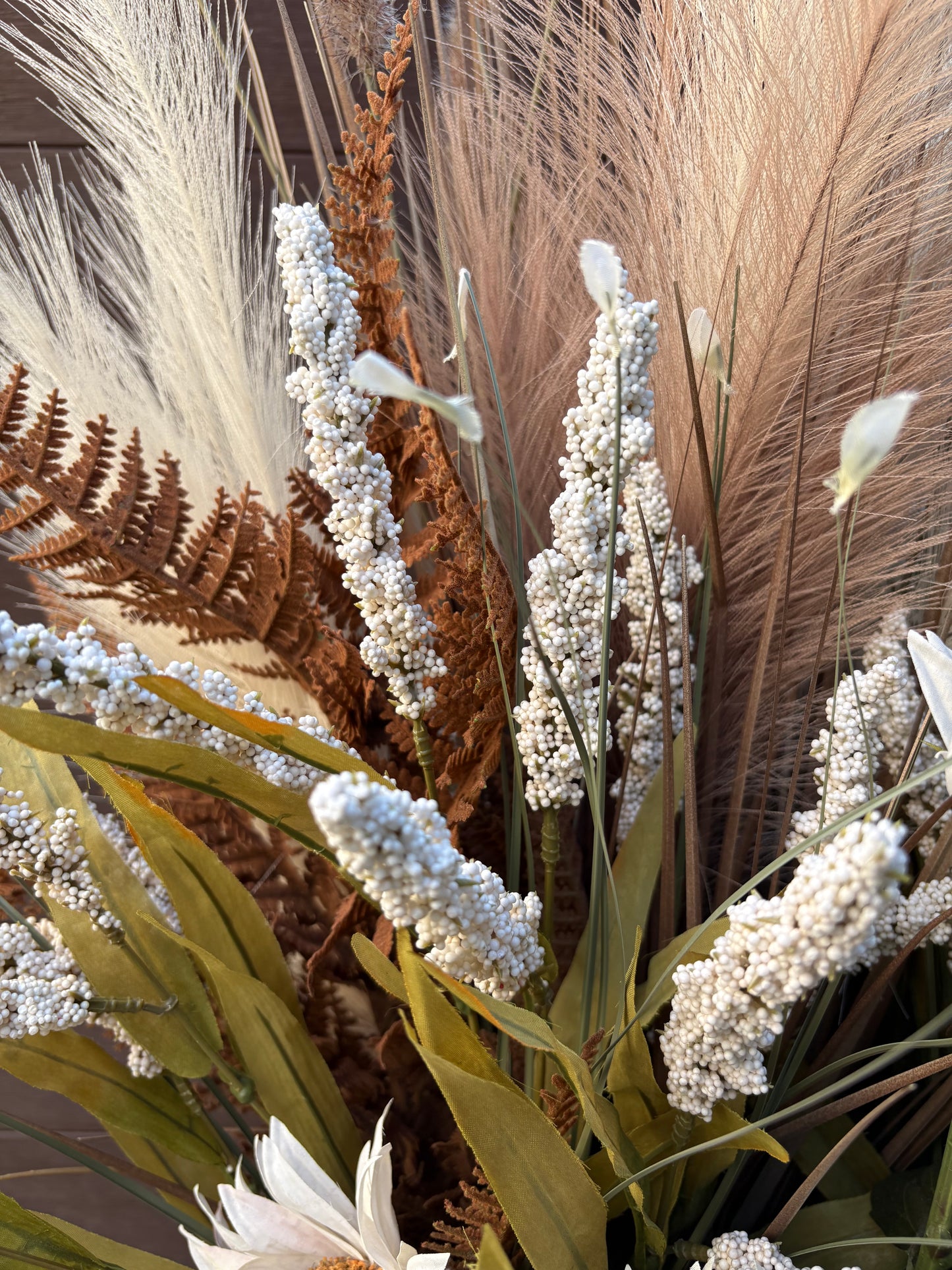 Arrangement d’automne rustique chic – Tournesols blancs et pampas