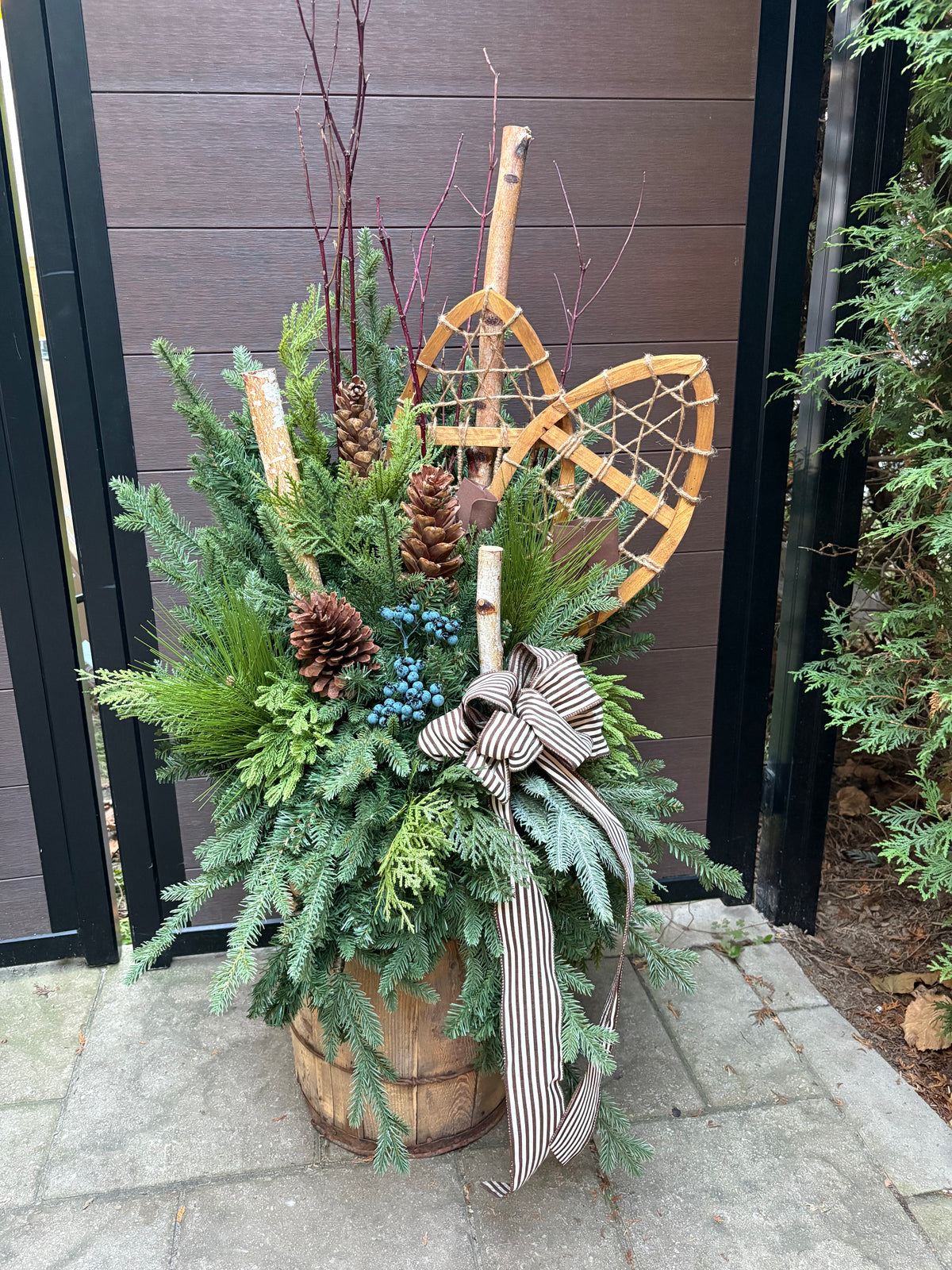 Arrangement hivernal rustique chic avec raquettes – Baril de bois