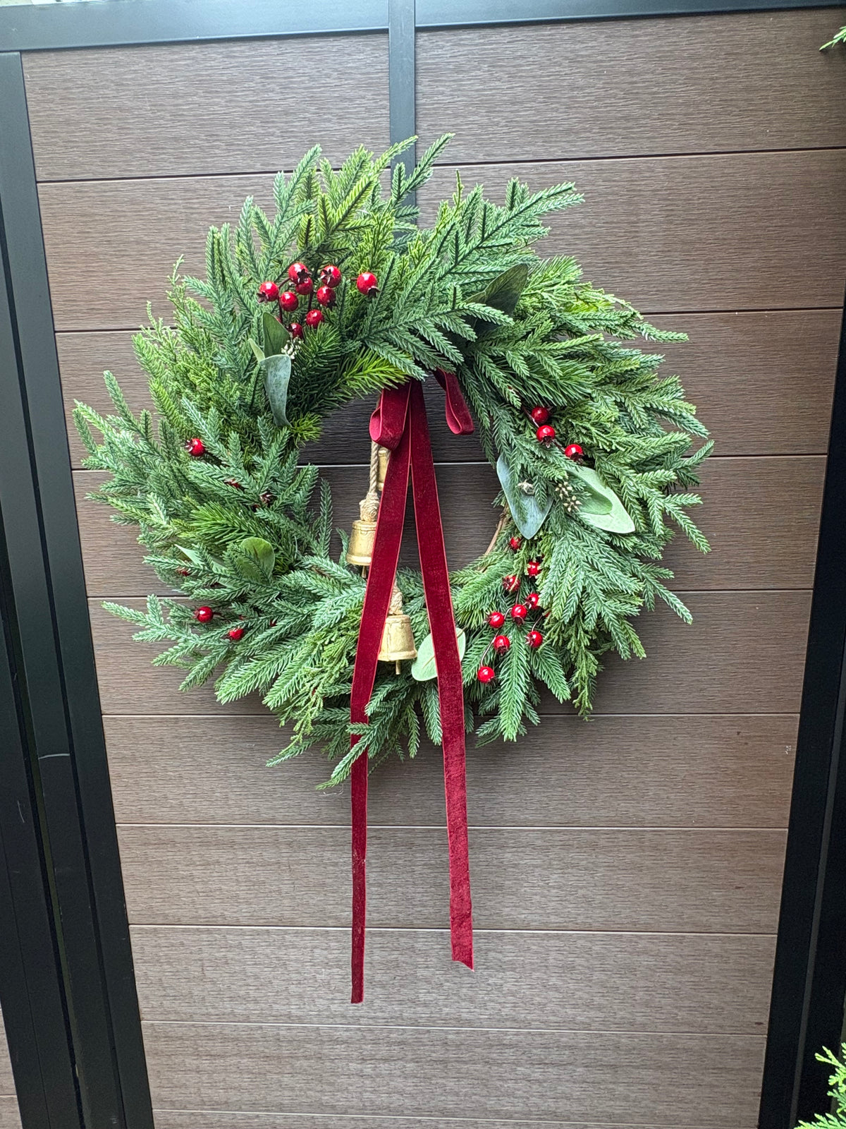 Couronne de Noël naturelle en pin Norfolk, eucalyptus et velours bourgogne