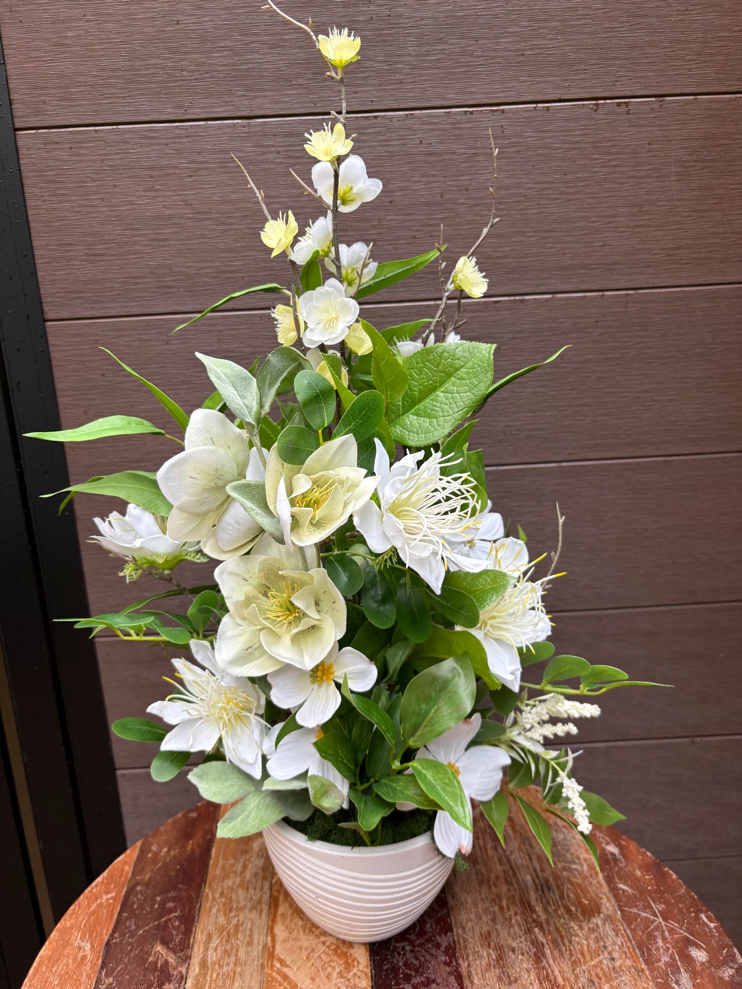 Arrangement floral blanc champêtre en pot – style naturel chic