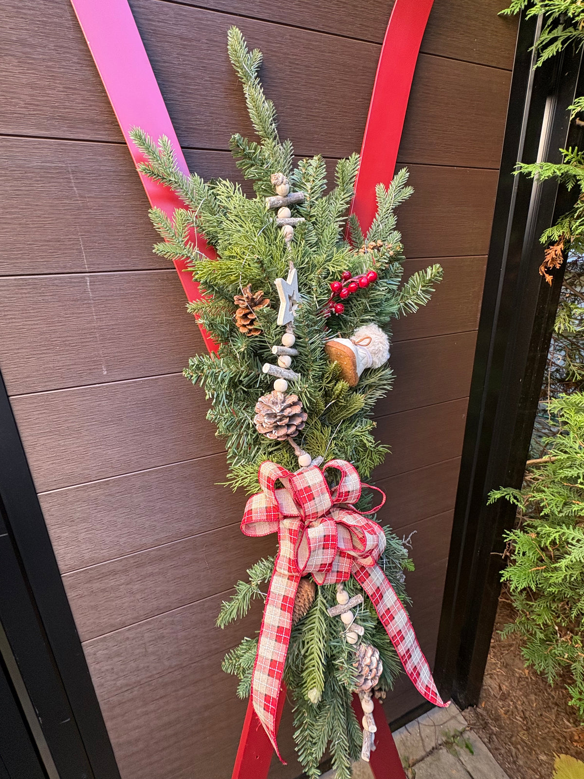 Skis décoratifs rouges de 72 pouces | Décoration hivernale rustique chic avec sapinage