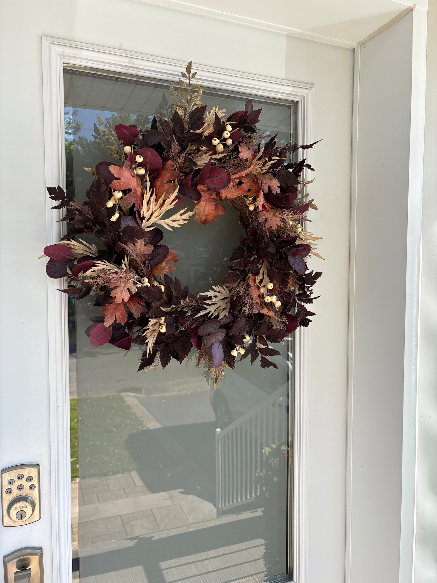 Couronne d’automne rustique présentée sur une porte