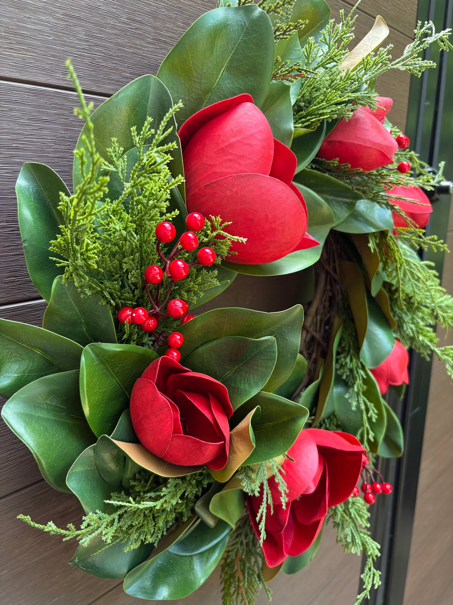 Couronne florale en magnolia, cèdre et baies rouges