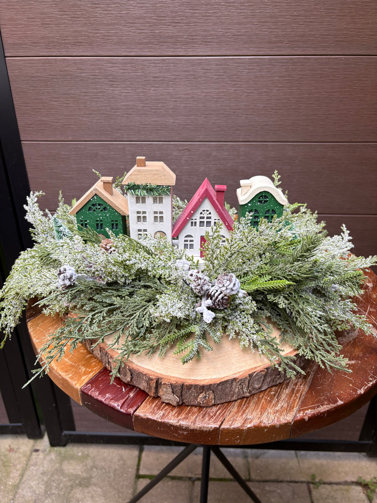 Village de Noël illuminé sur rondin de bois naturel – Décoration hivernale rustique chic – 22 x 13 po