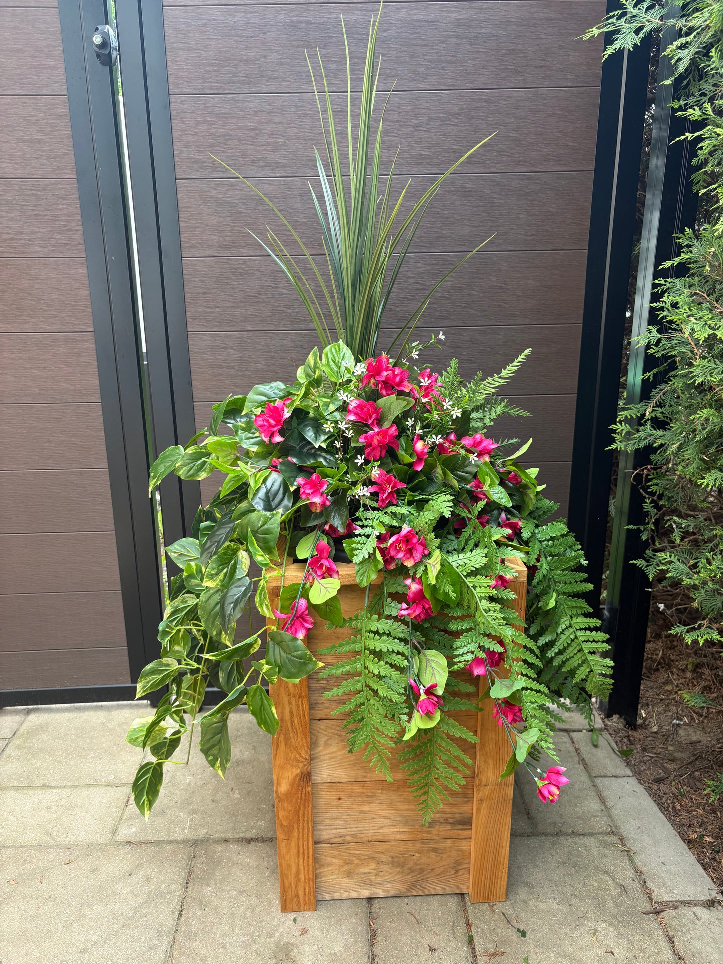 Arrangement floral artificiel d’azalées roses et fougères – décor extérieur élégant