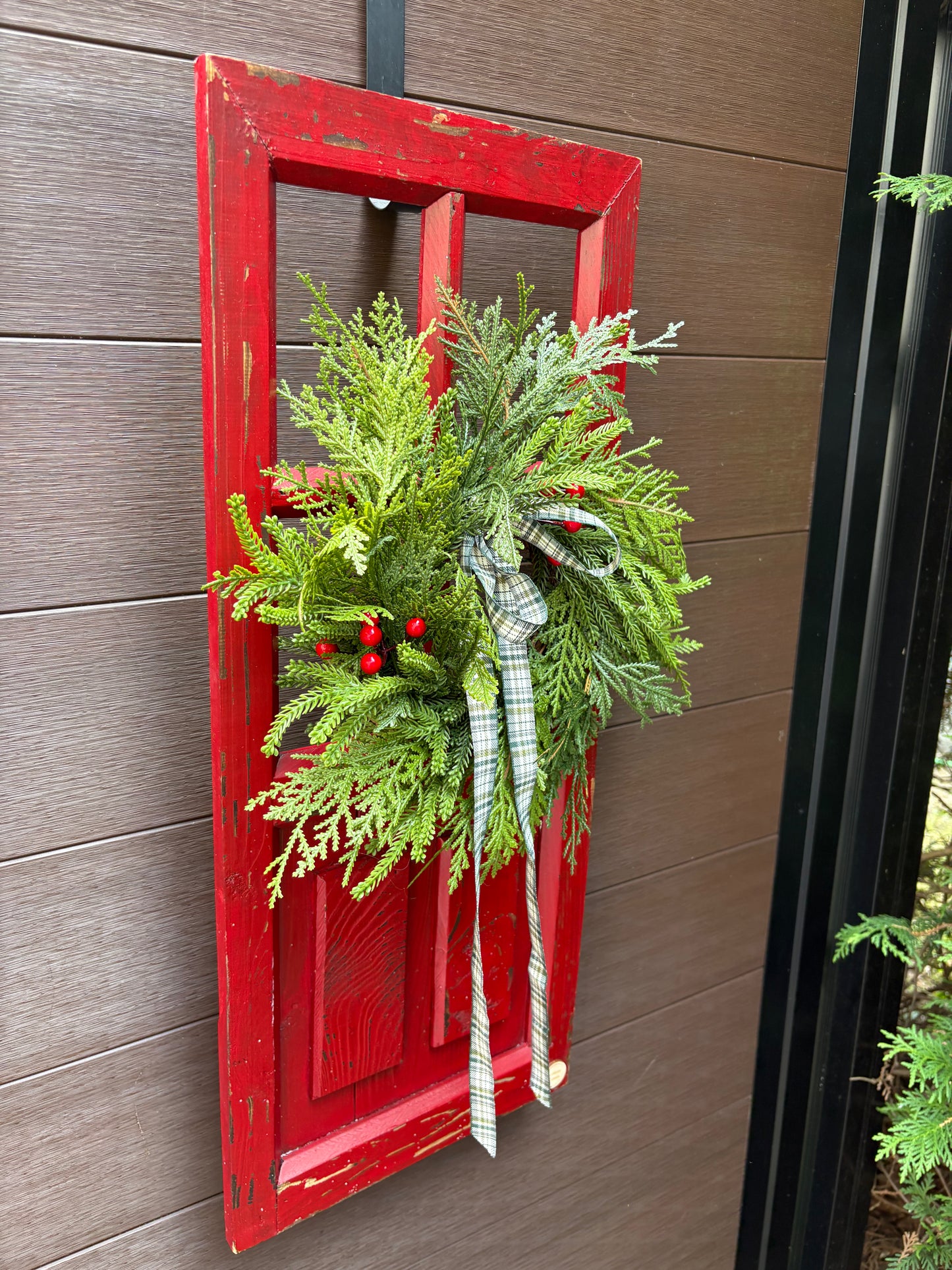 Porte décorative rouge en bois rustique avec arrangement hivernal – 28 × 12 po