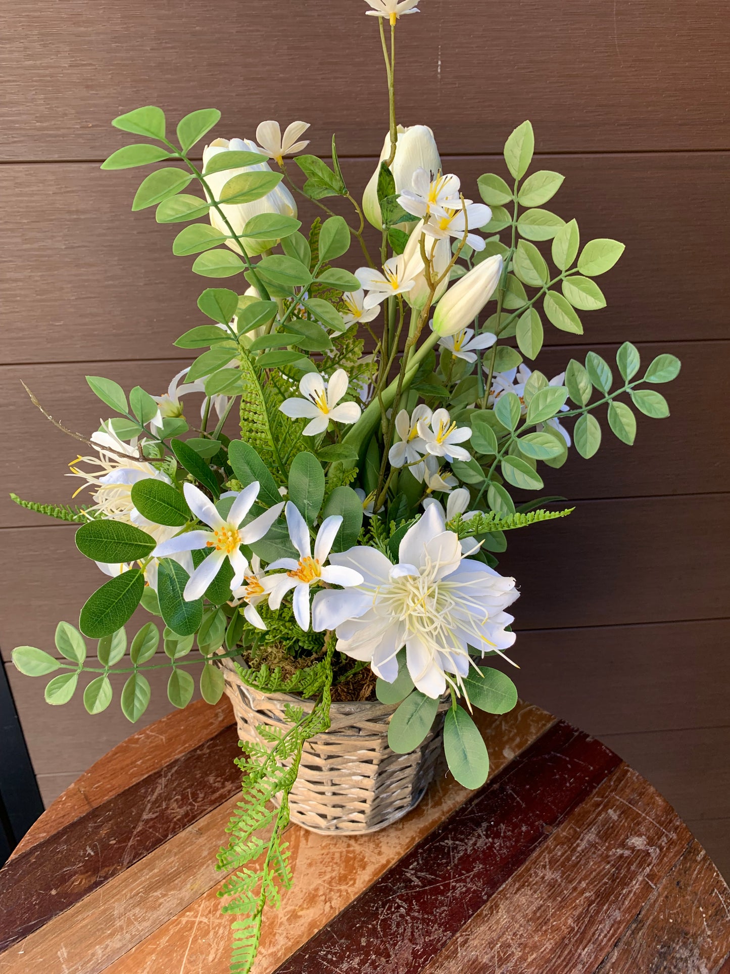 Arrangement floral artificiel blanc 18 x 13 pouces – Tulipes blanches, fleurs étoilées et feuillage naturel