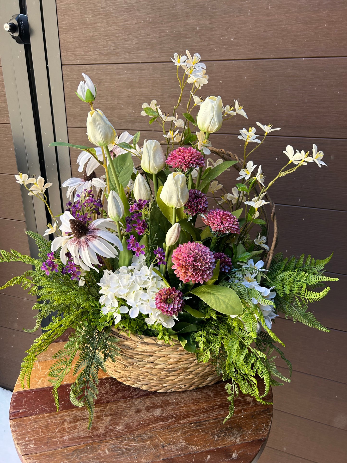 Arrangement floral artificiel en panier d’osier – Tulipes, hydrangea et fleurs champêtres – 22 x 22 po