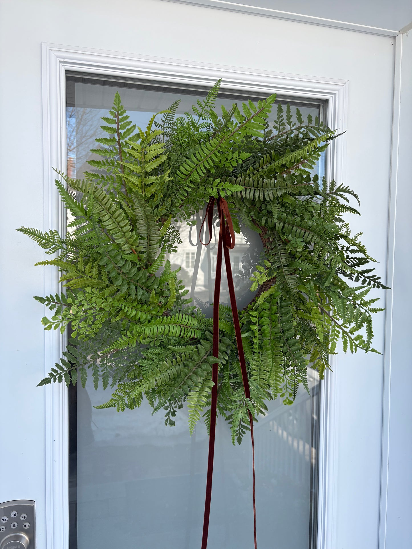Grande couronne de fougères artificielles – 26 pouce