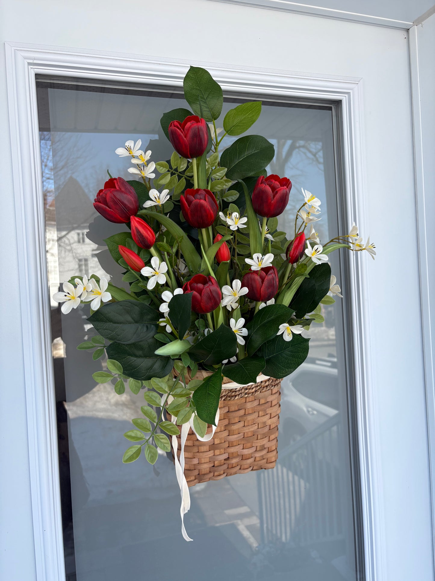 Panier mural printanier tulipes rouges – Arrangement floral avec feuilles de citronnier et acacia – 24 x 18 pouces