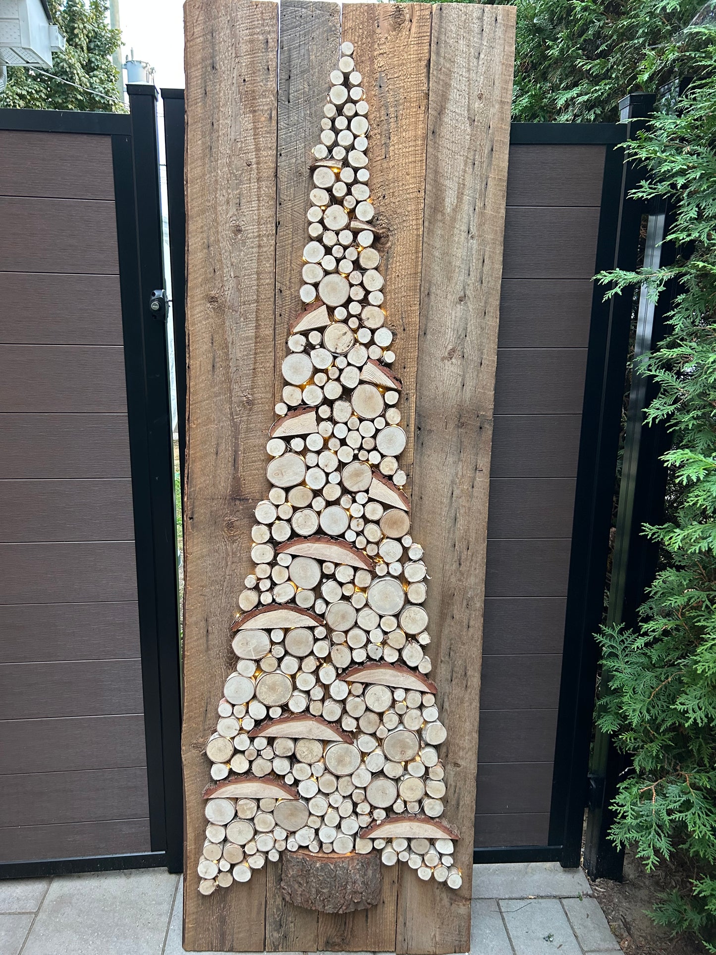 Grand sapin en rondins de bois – Décor mural rustique sur planche de bois de grange 82 pouces