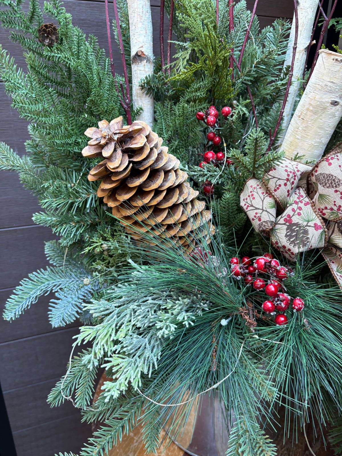 Arrangement hivernal rustique en pot de métal – 37 pouces