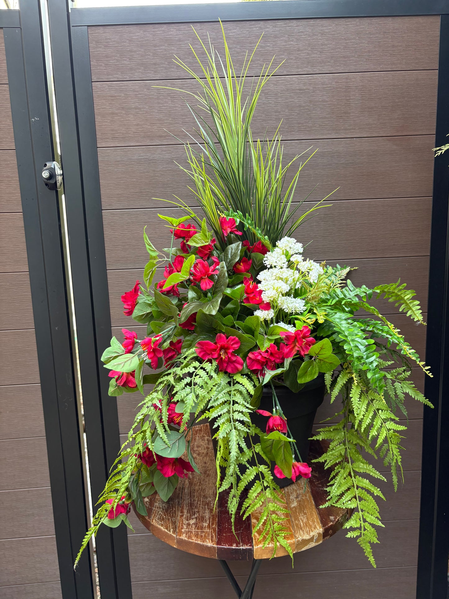 Arrangement extérieur azalée fuchsia, fougères et feuillage luxuriant | Style naturel rustique chic