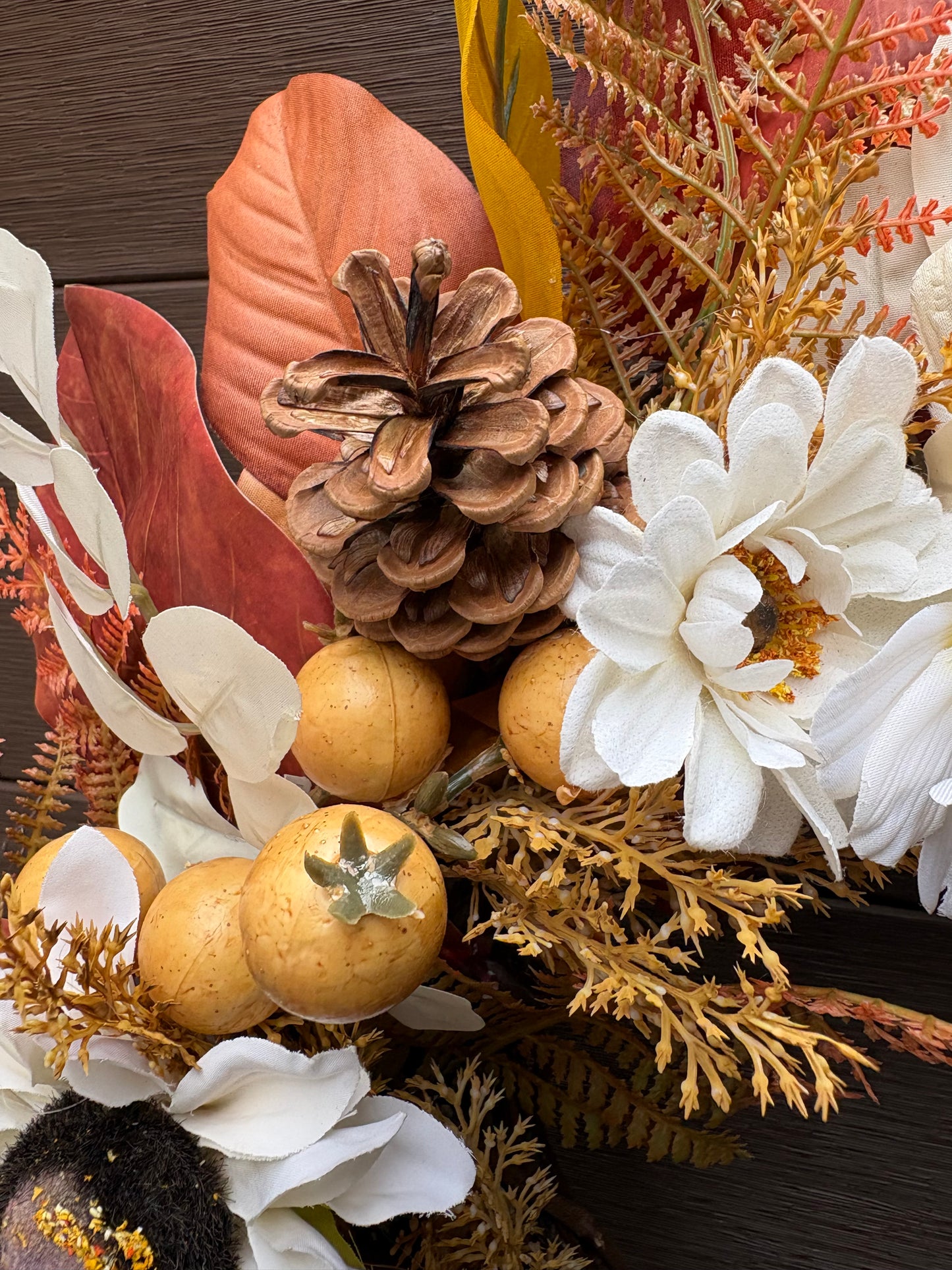 Gros plan sur les pommes de pin, fleurs et petits fruits décoratifs