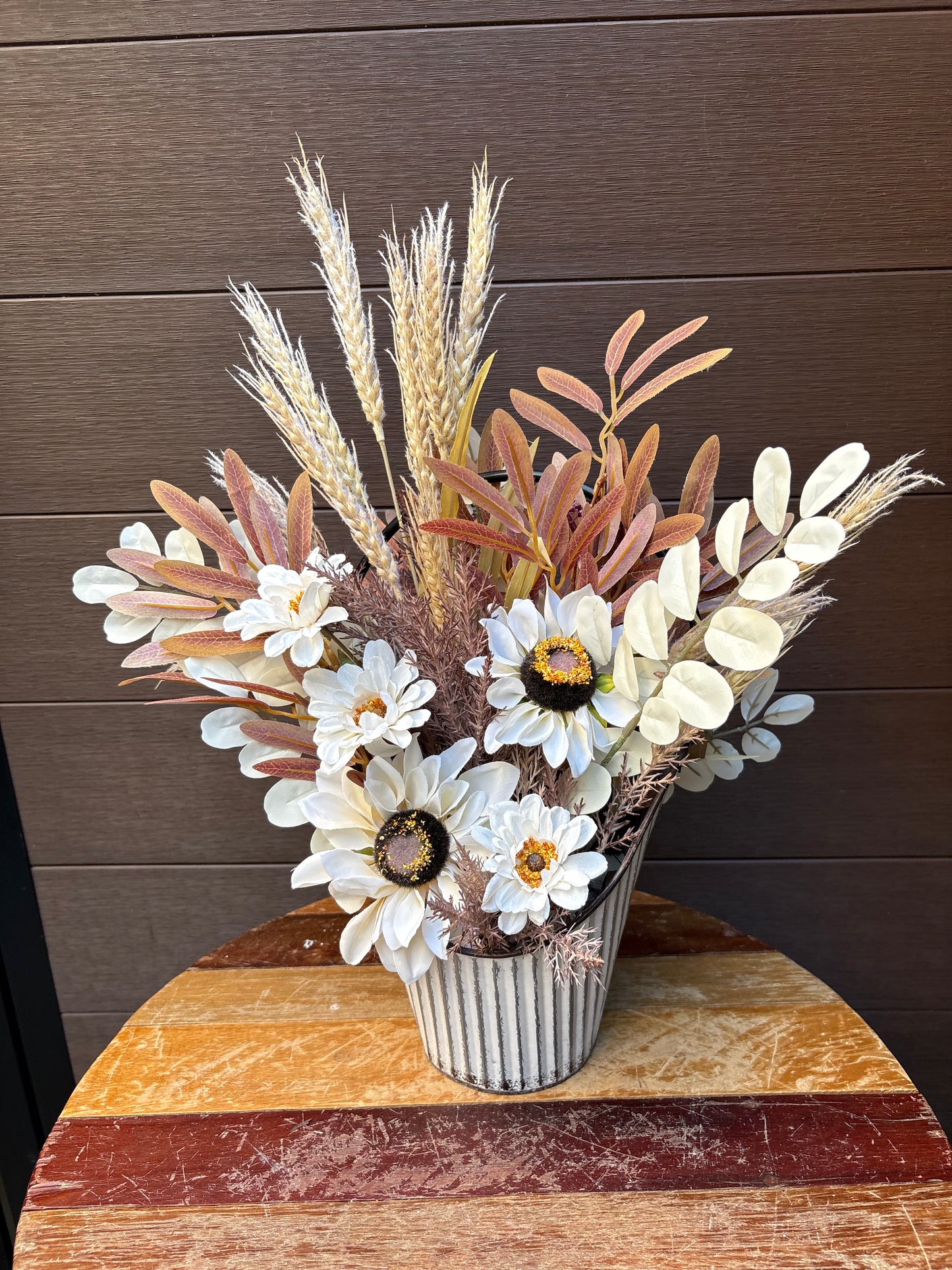 Arrangement floral d’automne champêtre – Fleurs blanches et feuillages naturels