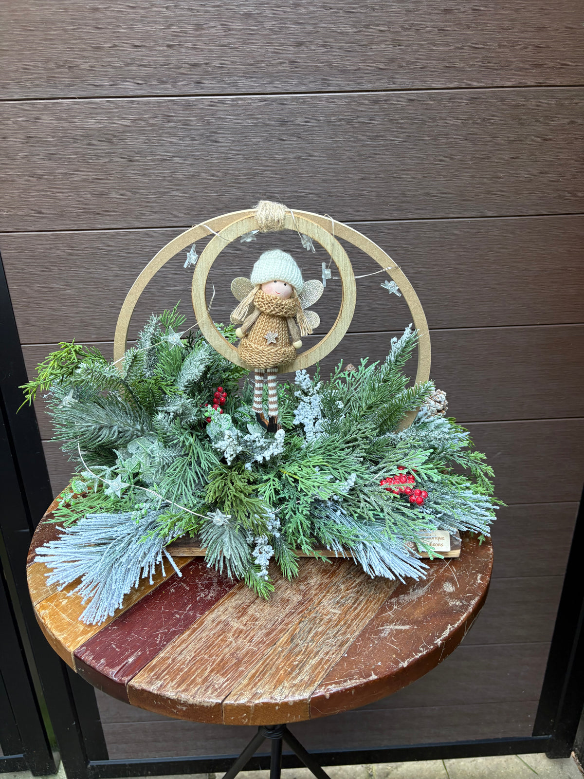 Arrangement hivernal avec ange décoratif et cercles de bois – 19 × 13 po