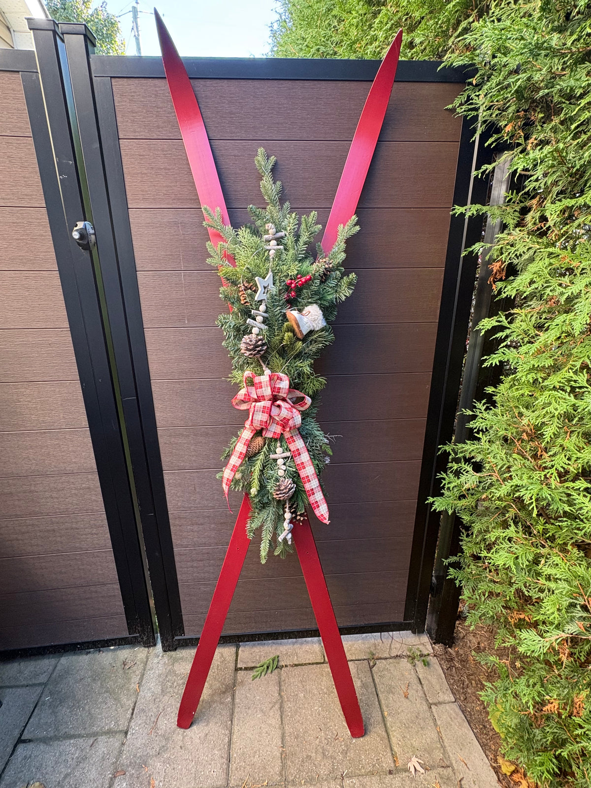 Skis décoratifs rouges de 72 pouces | Décoration hivernale rustique chic avec sapinage