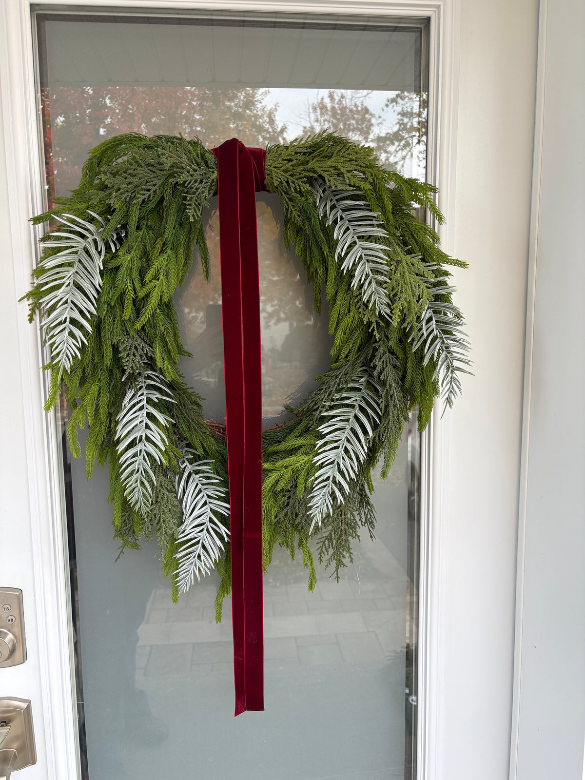 Couronne d’hiver asymétrique 24 x 22 po – Sapinage et velours bourgogne