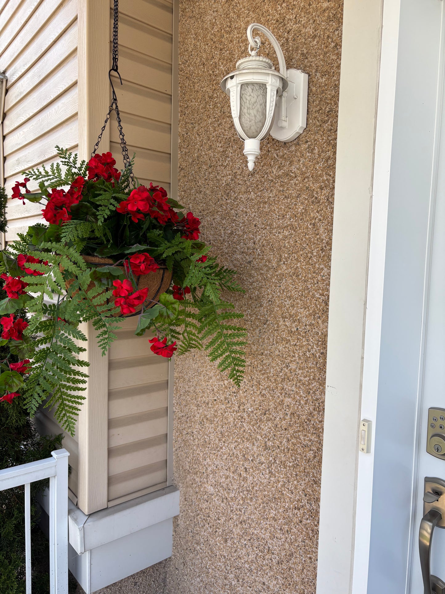 Panier suspendu rustique chic en coco traité UV – Géranium rouge | Collection Camille