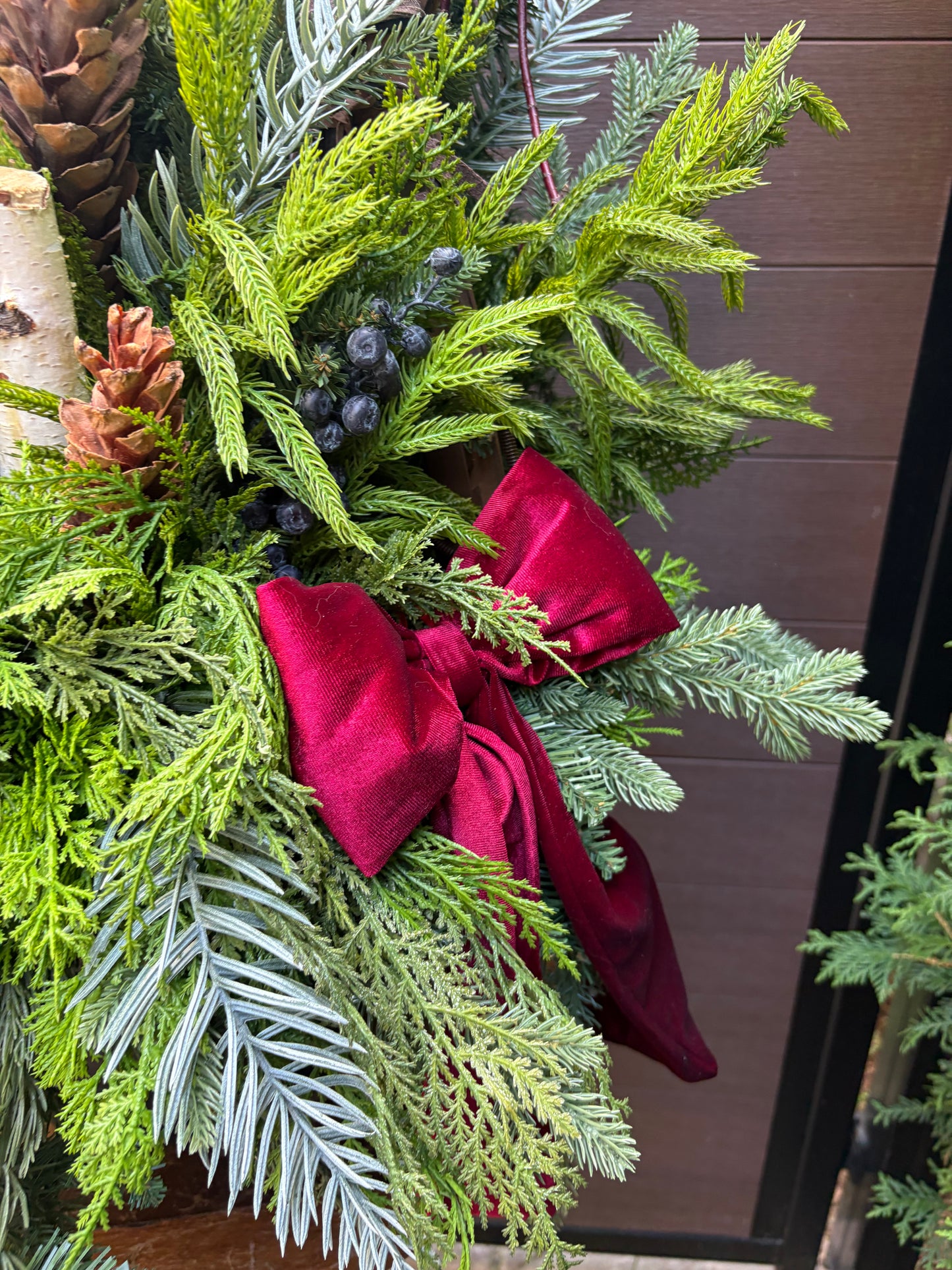 Ensemble décoratif hivernal haut de gamme – arrangement et caisson en bois.