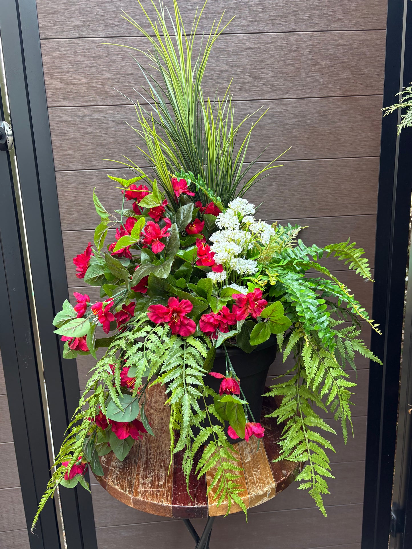Arrangement extérieur azalée fuchsia, fougères et feuillage luxuriant | Style naturel rustique chic