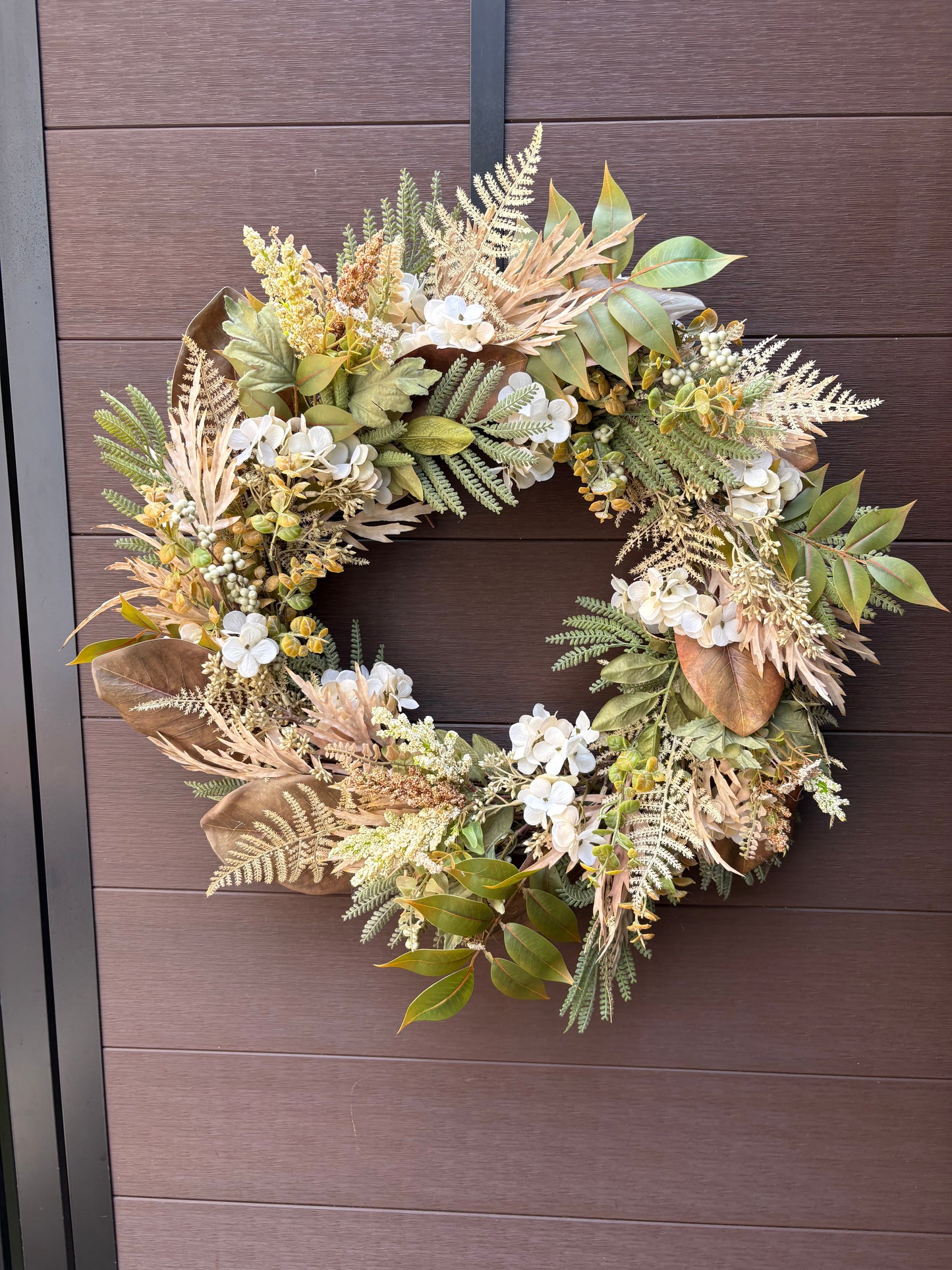 Couronne d’automne beige, blanche et verte avec fleurs et feuillages artificiels