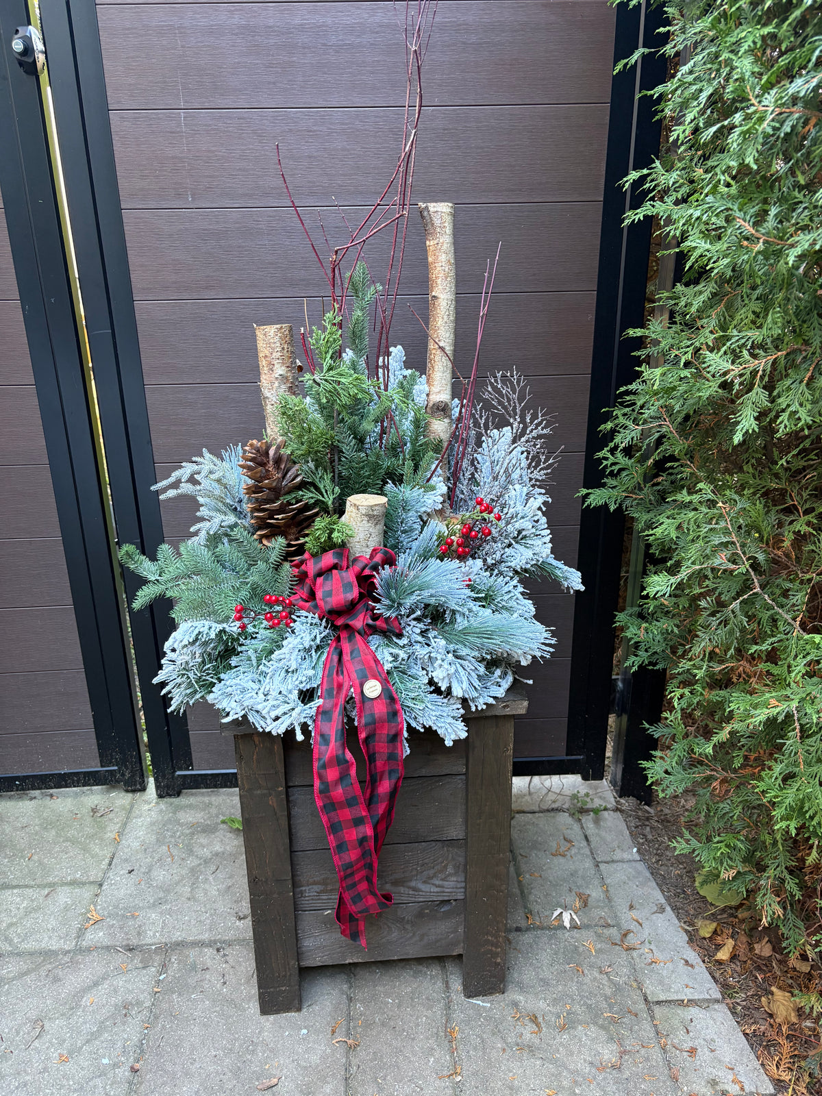 Arrangement hivernal enneigé de 42 po – Bouleau, baies rouges et ruban à carreaux