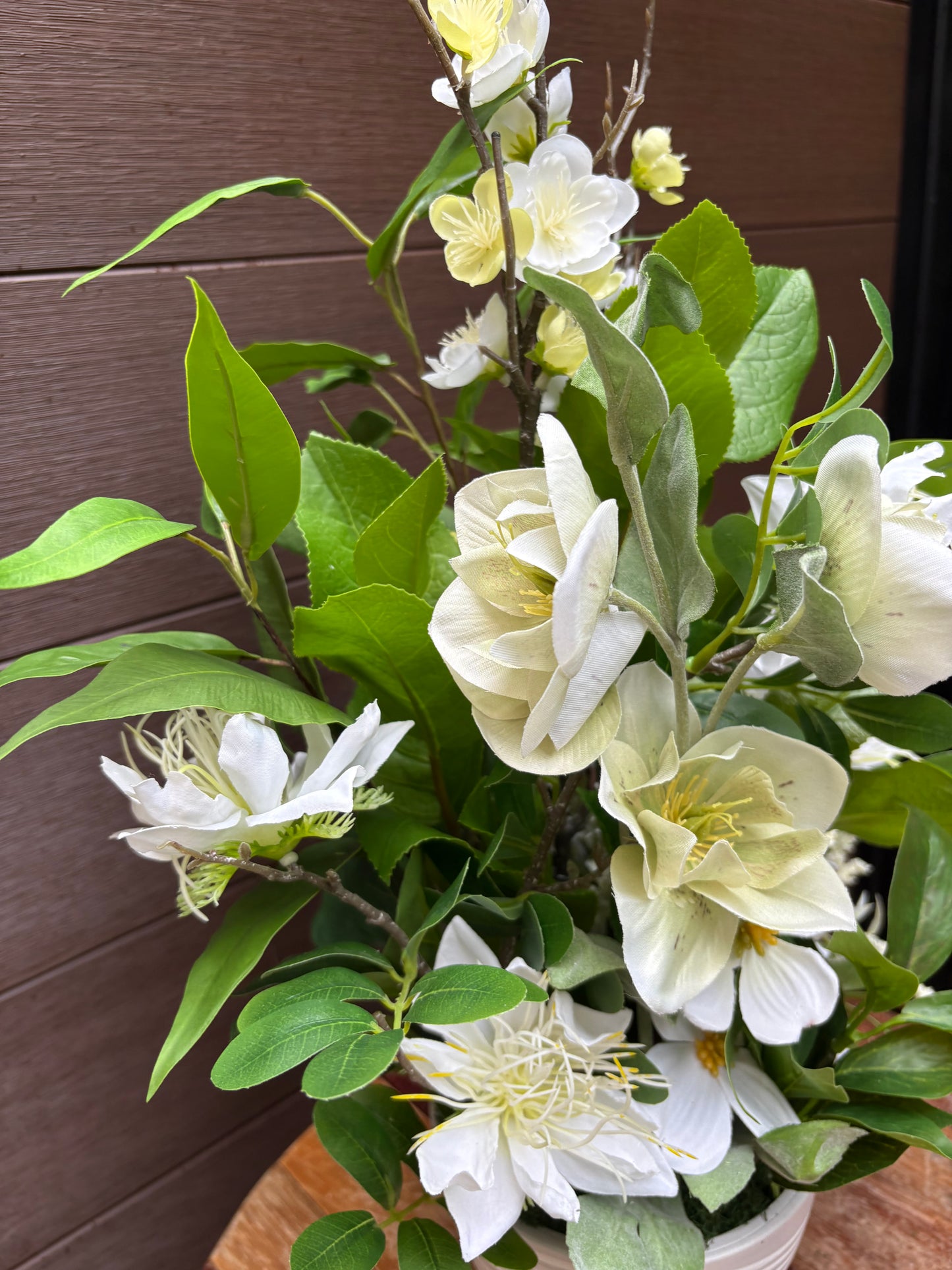 Arrangement floral blanc champêtre en pot – style naturel chic