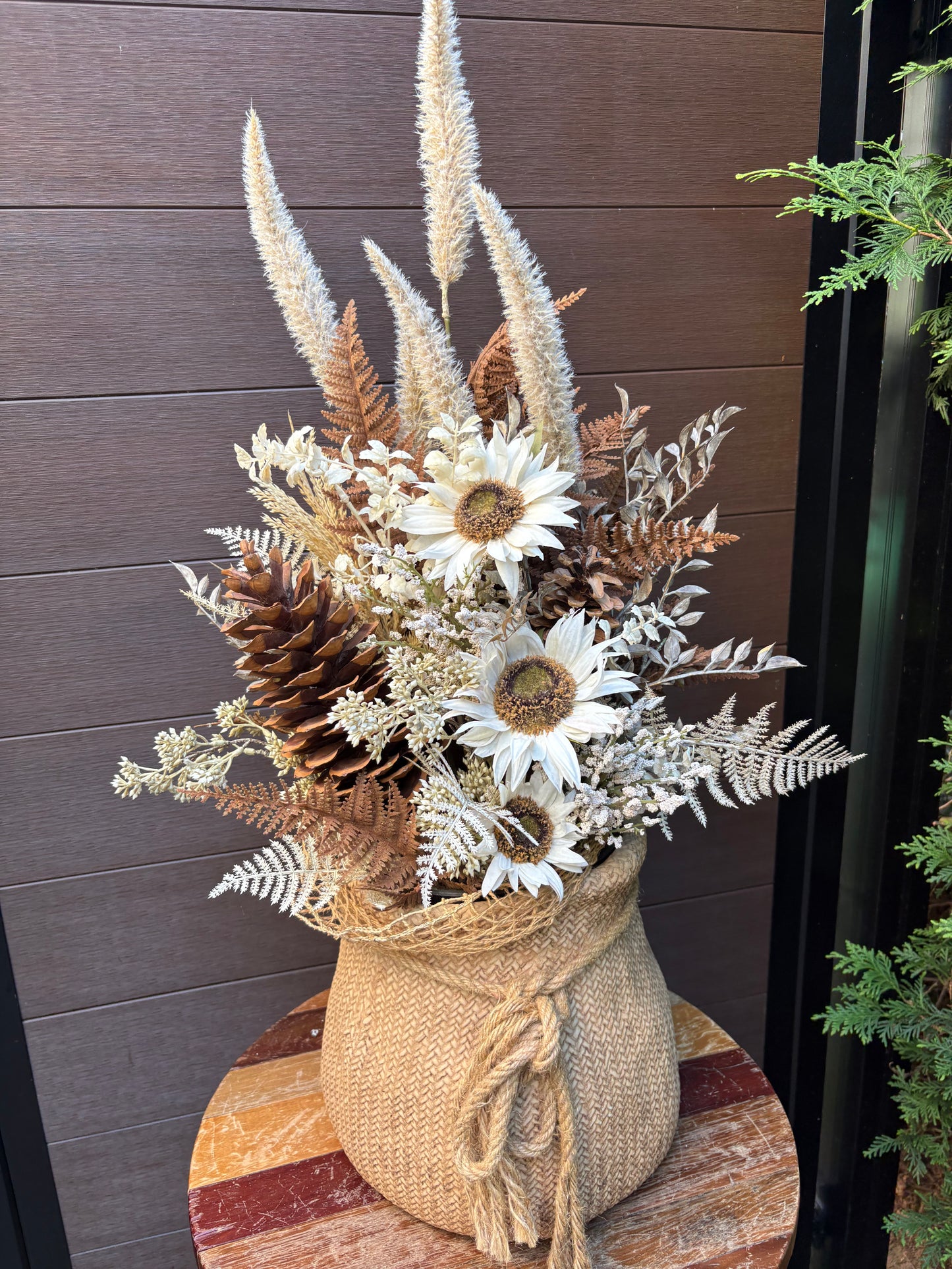 Grand arrangement d’automne – Tournesols blancs et pot effet jute