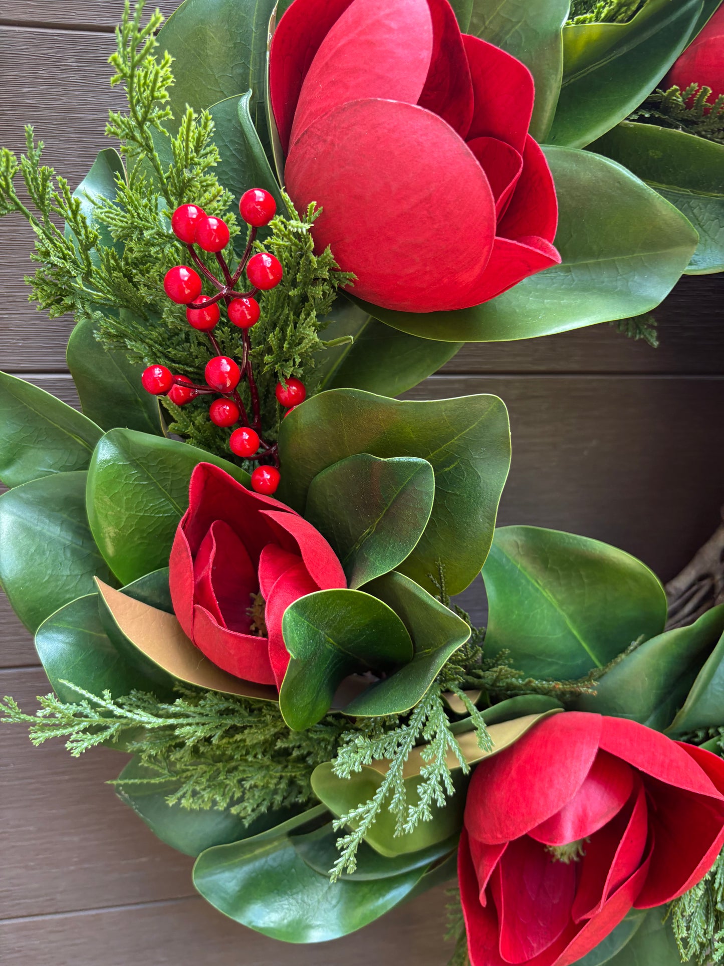 Couronne florale en magnolia, cèdre et baies rouges
