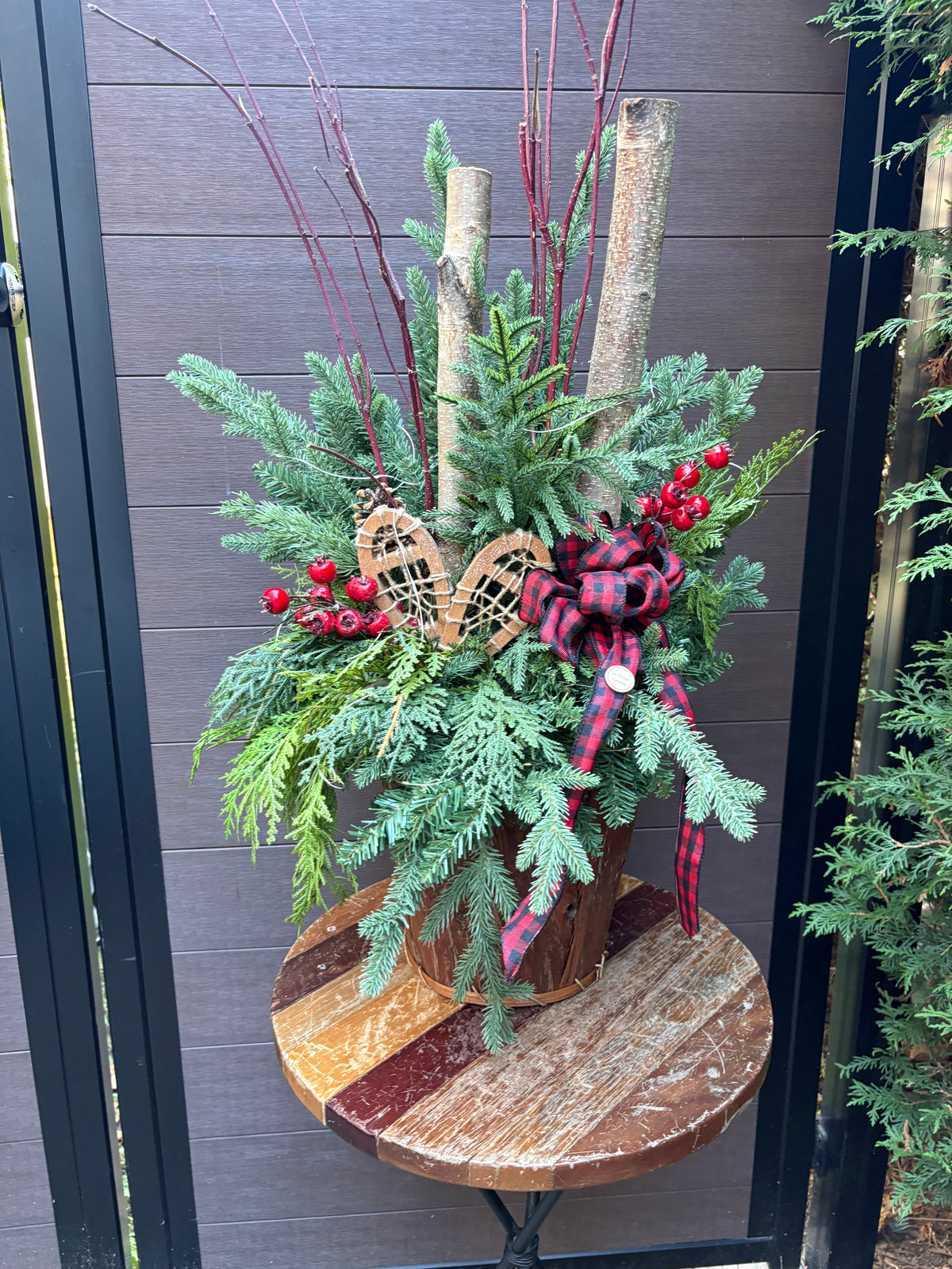 Arrangement hivernal rustique avec raquettes à neige en bois – Décoration d’hiver et de Noël