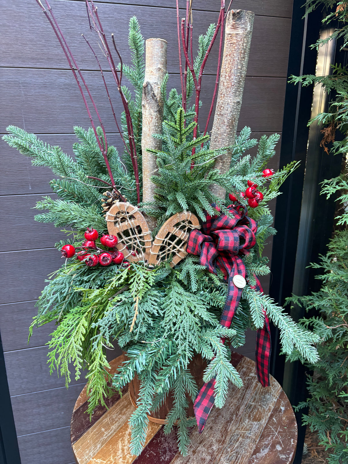 Arrangement hivernal rustique avec raquettes à neige en bois – Décoration d’hiver et de Noël