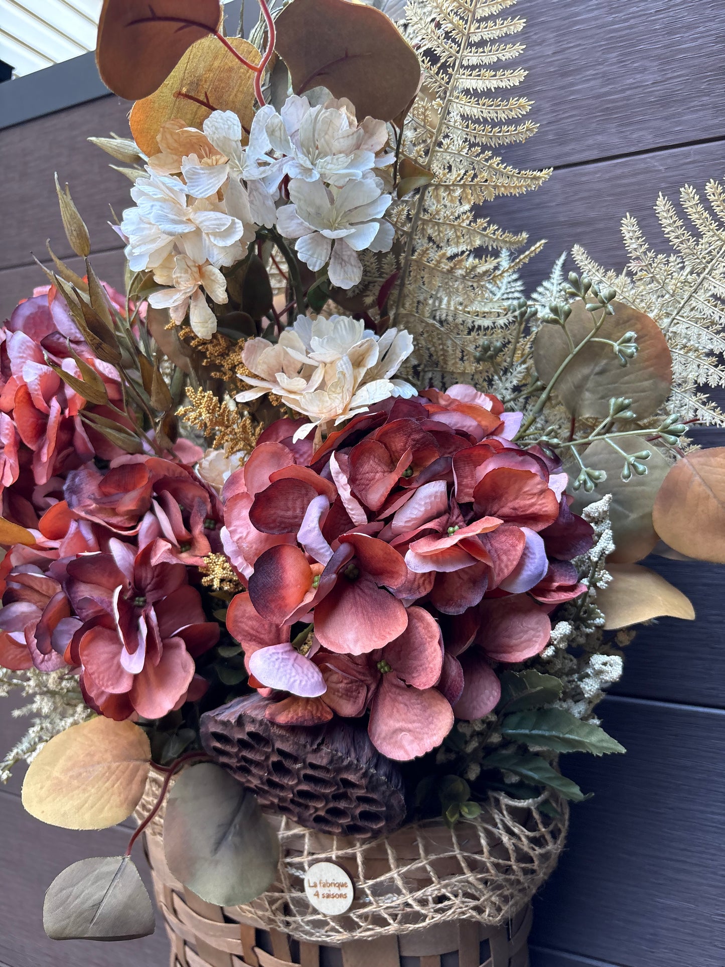 Détail des hortensias bordeaux et des feuillages dorés