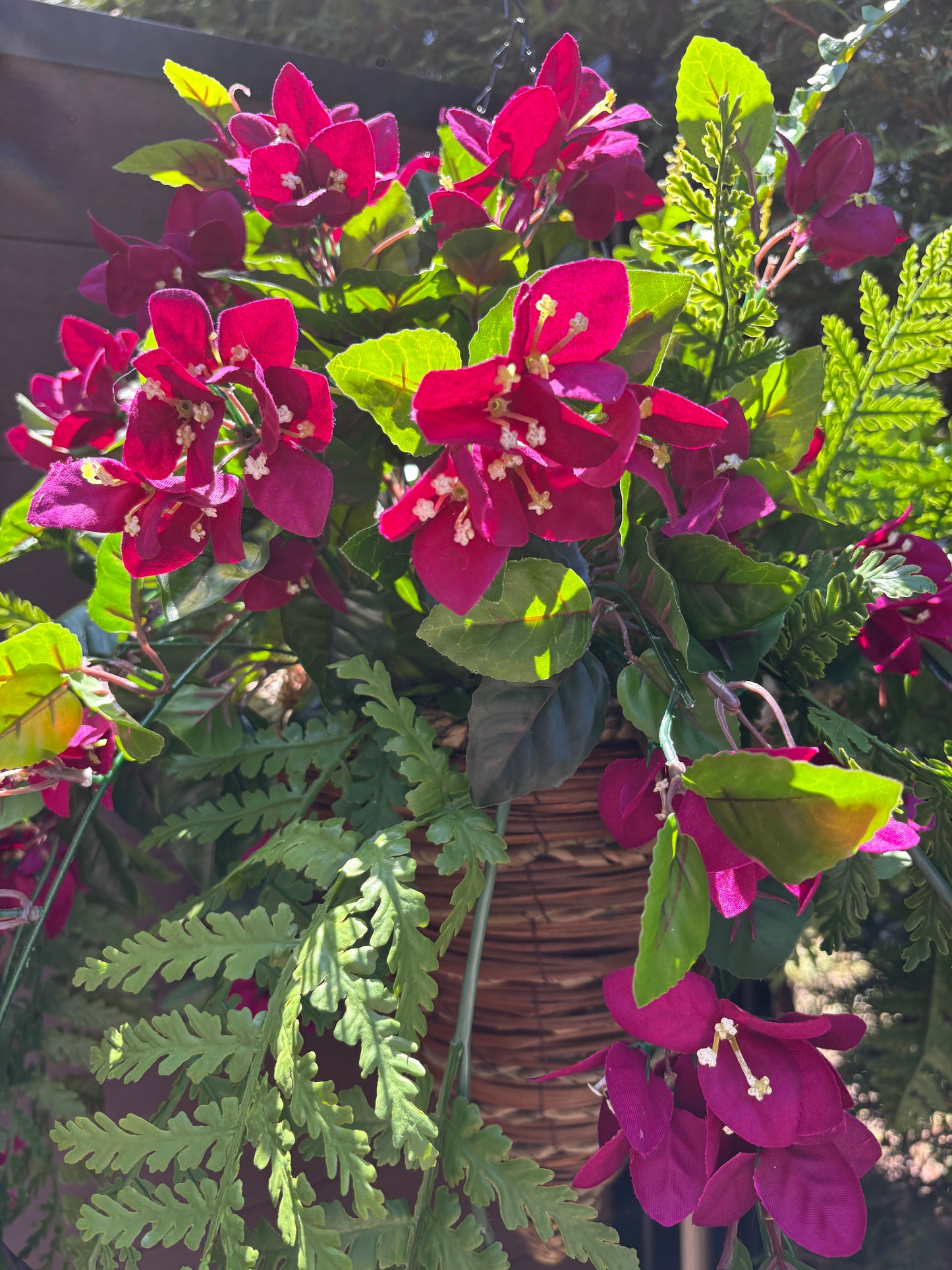 Panier suspendu conique en osier UV | Bougainvillier prune rustique chic