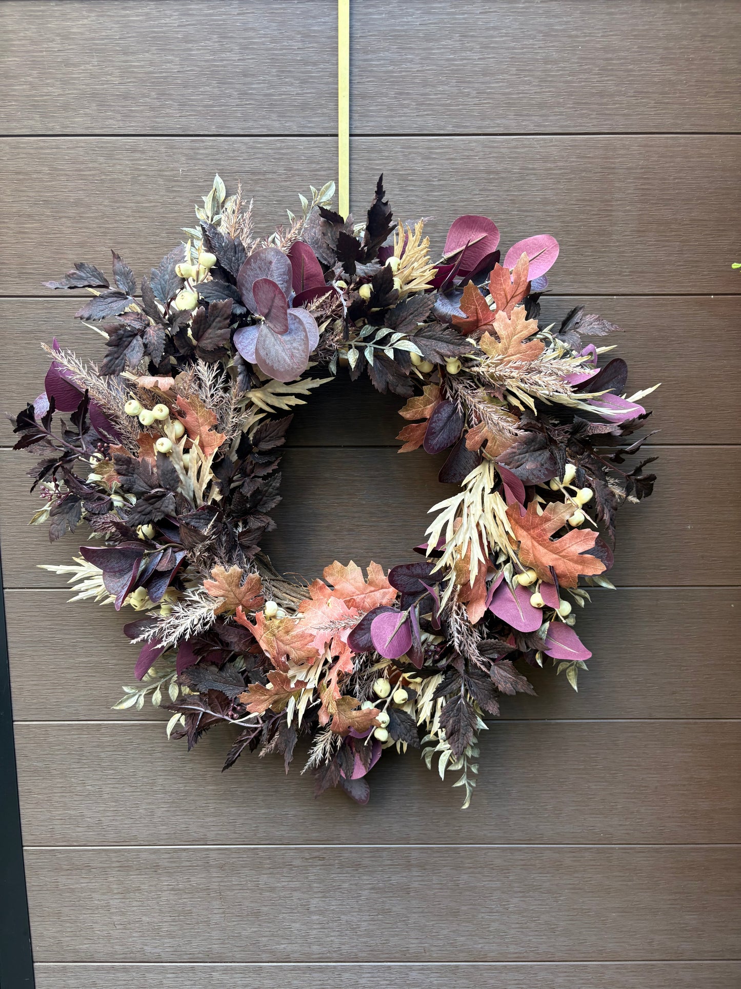 Couronne artisanale d’automne avec feuilles de chêne orange et baies crème
