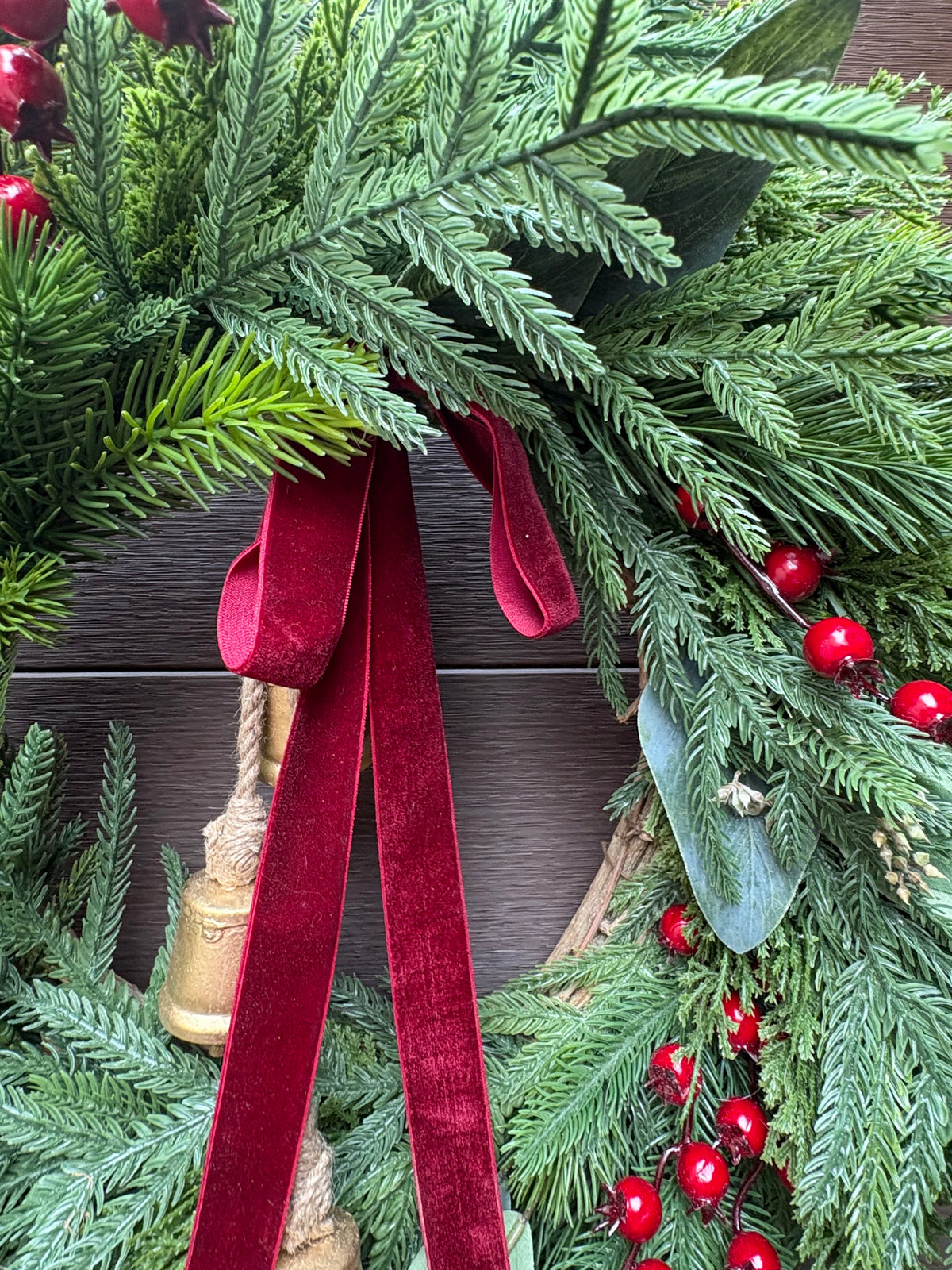 Couronne de Noël naturelle en pin Norfolk, eucalyptus et velours bourgogne