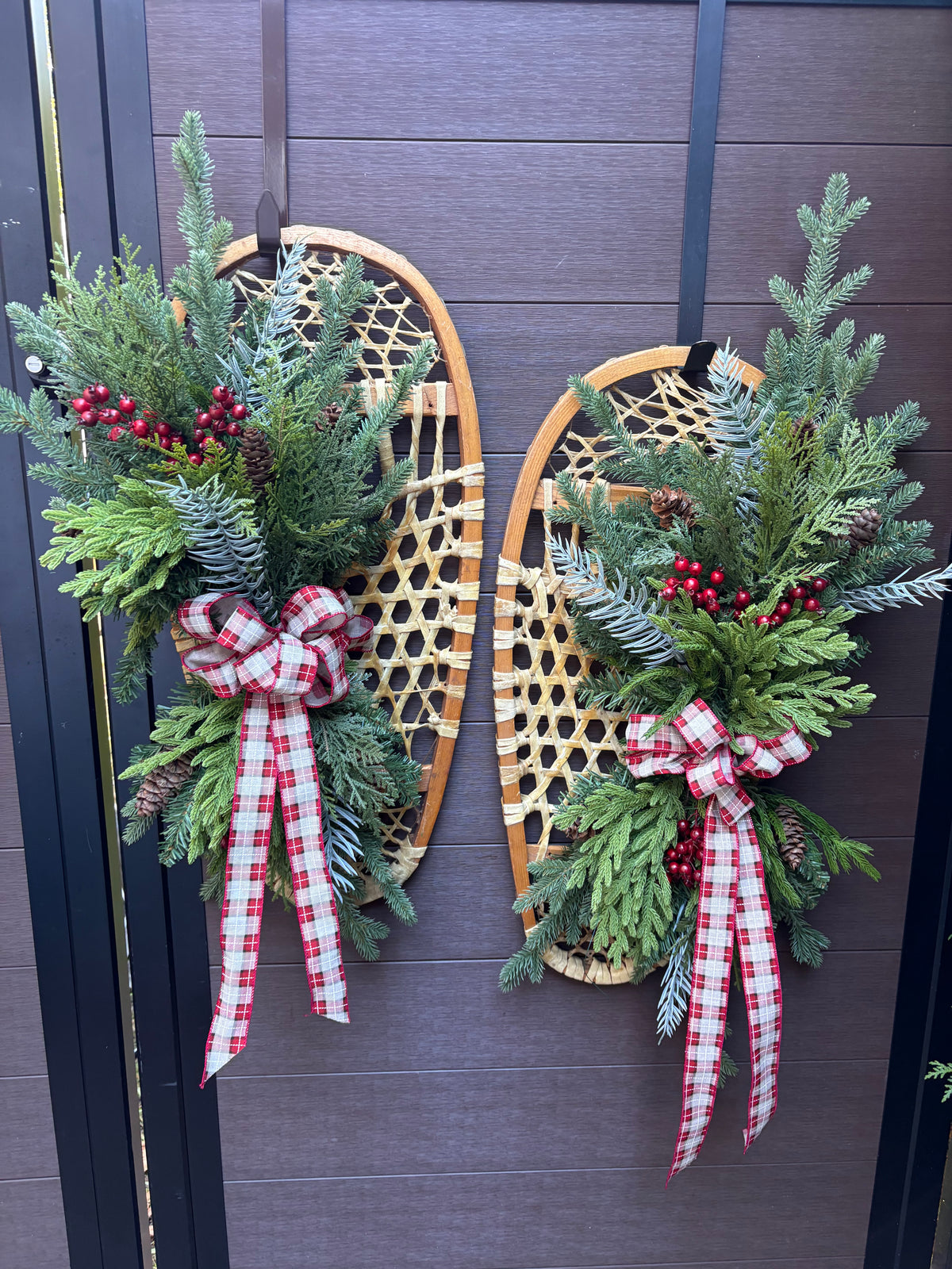 Raquettes à neige vintage décorées – Décoration d’hiver et de Noël rustique