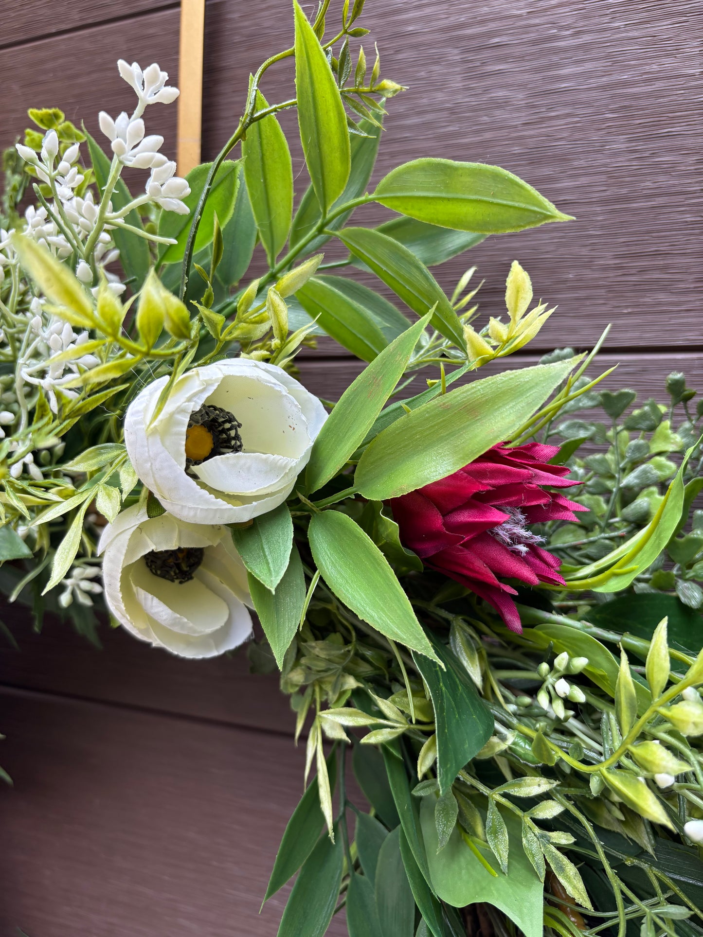 Couronne florale ruscus, fougère, ranunculus et protea sauvage