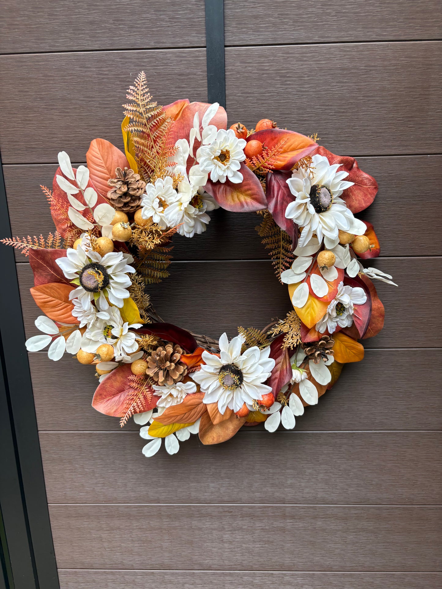 couronne d’automne de 23 pouces aux fleurs blanches et feuillages orange et cuivrés
