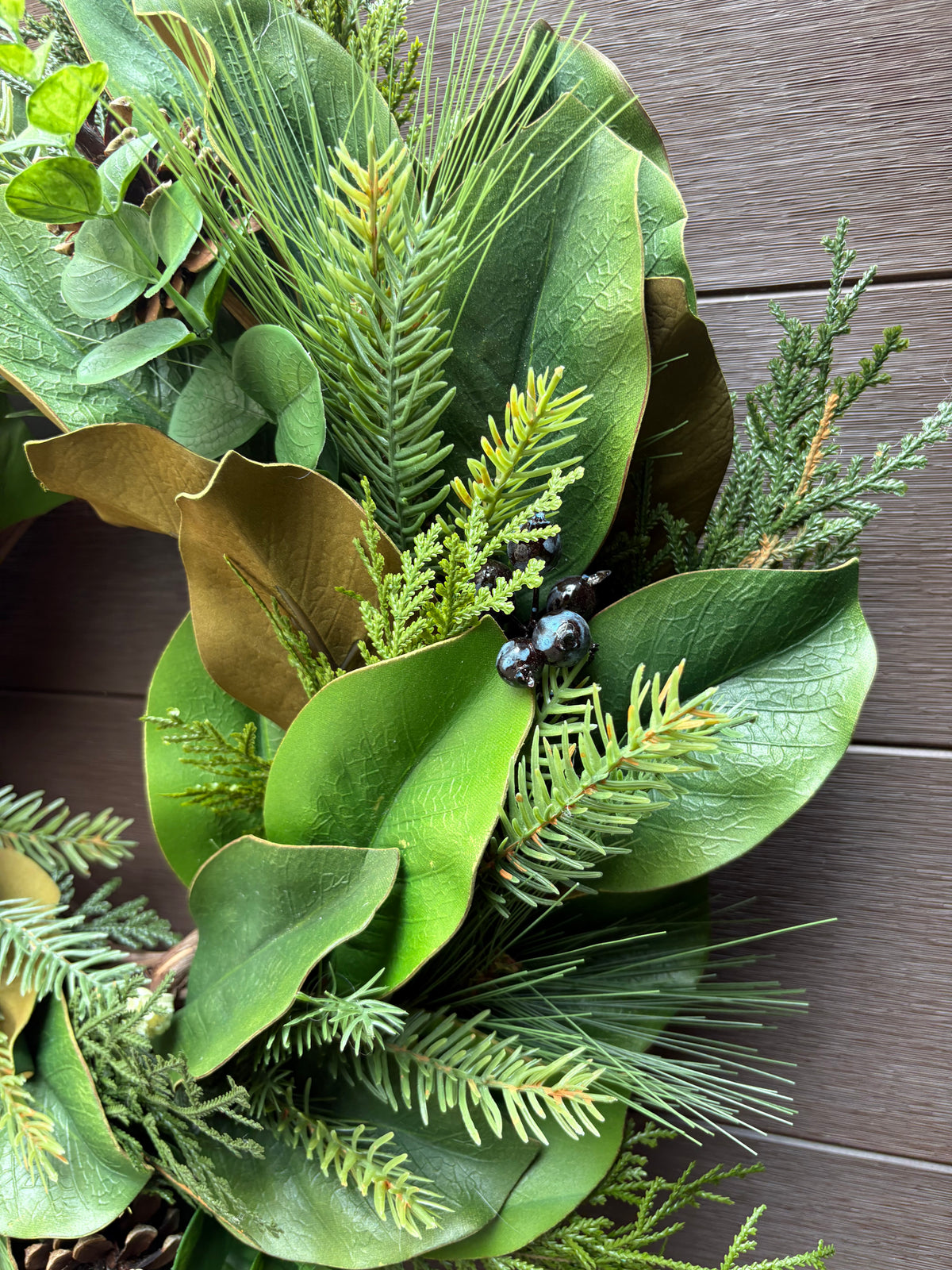 Couronne d’hiver en cèdre, magnolia et bleuets – 22 po