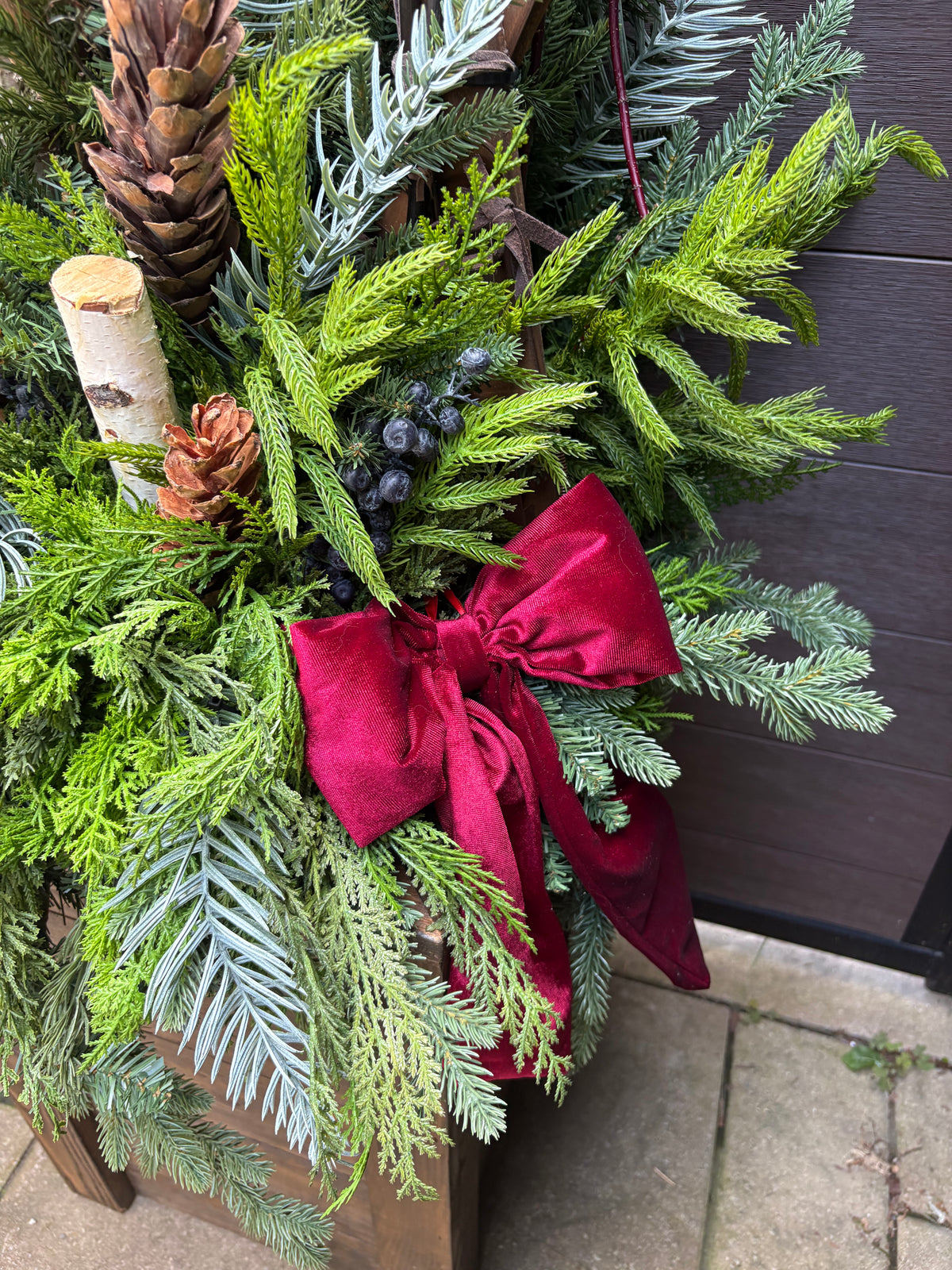 Ensemble décoratif hivernal haut de gamme – arrangement et caisson en bois.