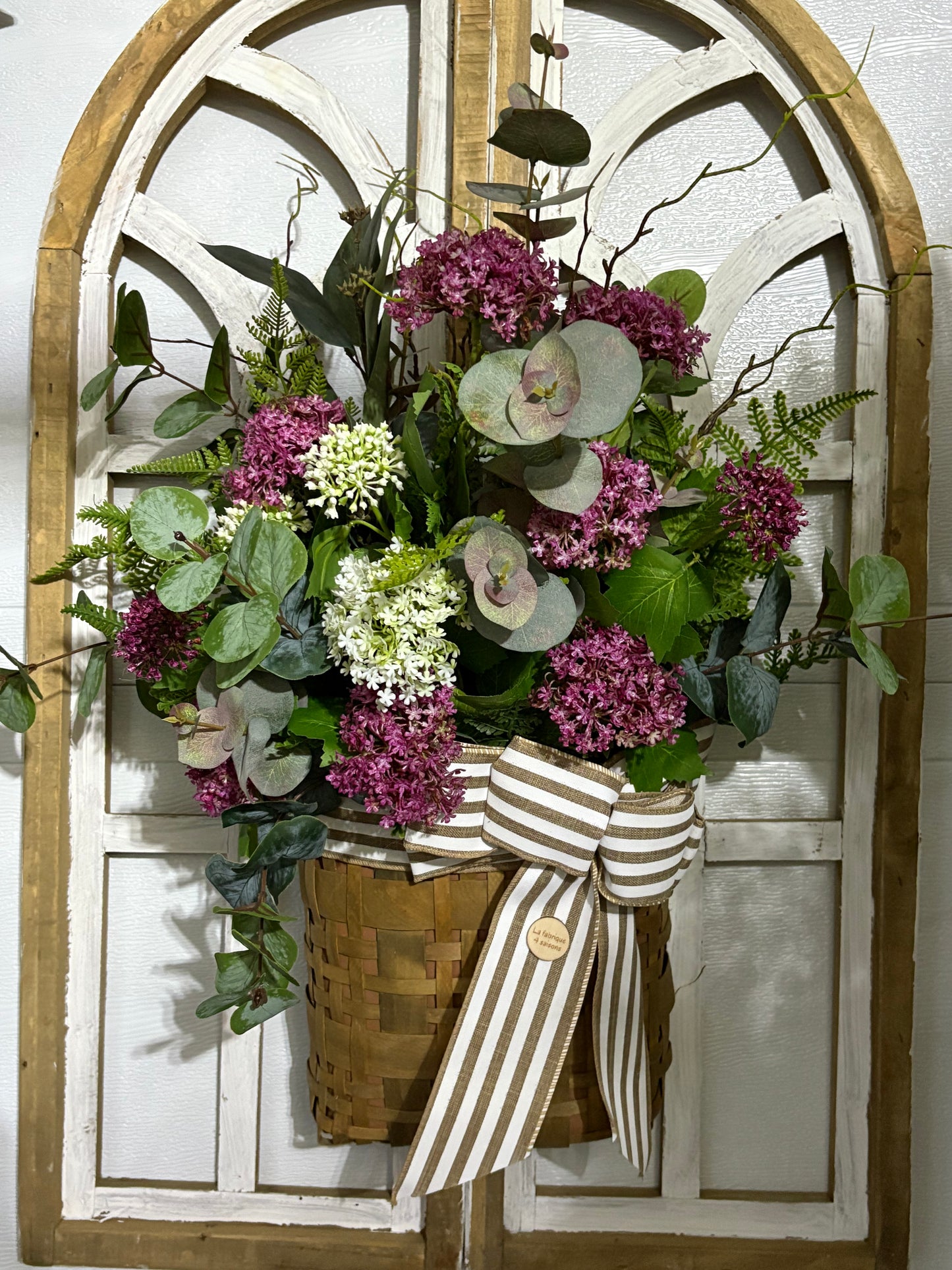 Panier mural printanier eucalyptus et fleurs roses – décoration porte extérieure rustique chic