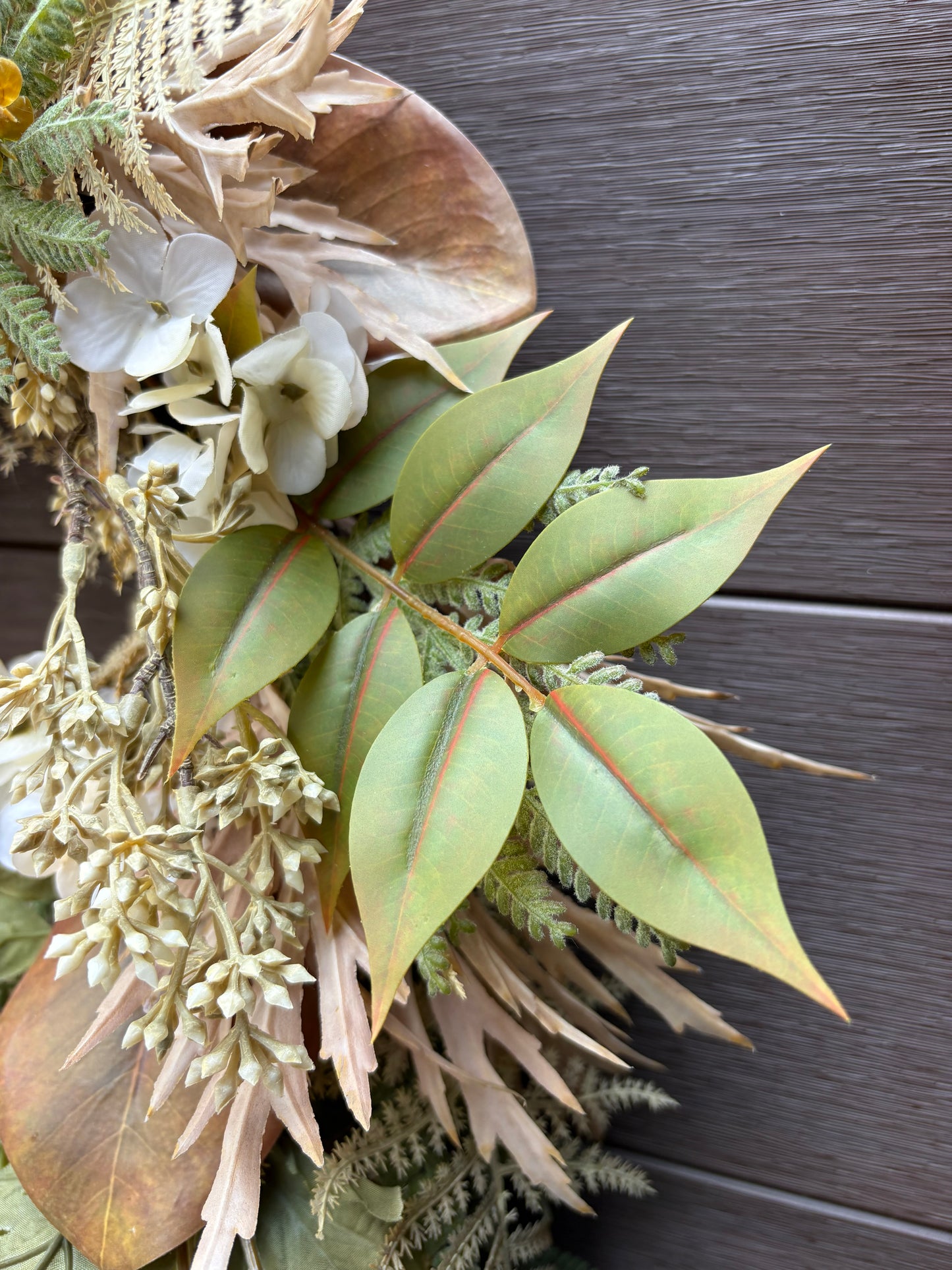 Détail des feuilles vertes et des textures beige de la couronne